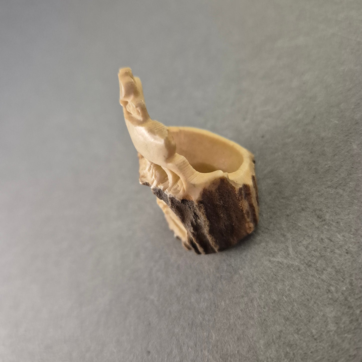 Handgeschnitzter Hirschhorn Ring – Volkskunst mit Vogel und Blume