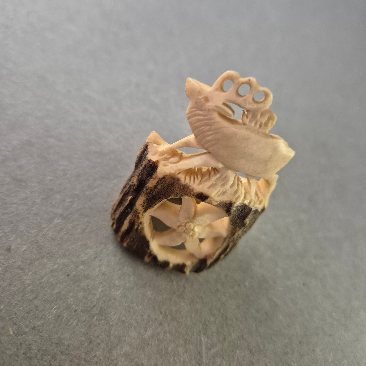 Handgeschnitzter Hirschhorn Ring – Volkskunst mit Vogel und Blume