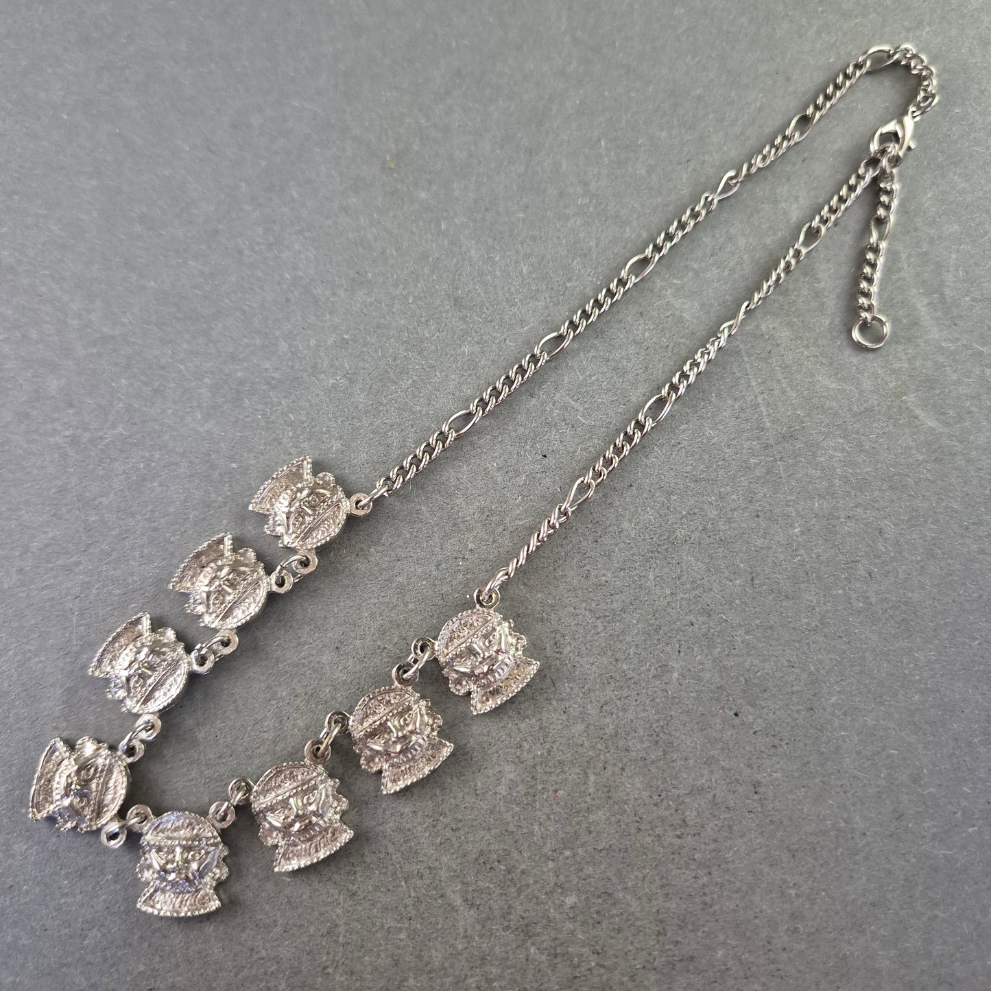 Silberne Damen Kette mit antiken Gesichtsanhängern – Kunstvoller Vintage Look