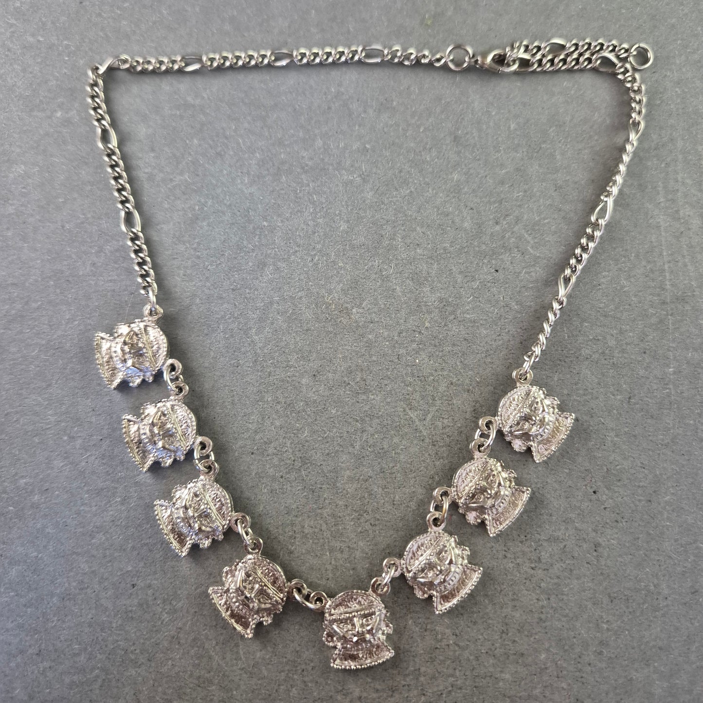 Silberne Damen Kette mit antiken Gesichtsanhängern – Kunstvoller Vintage Look