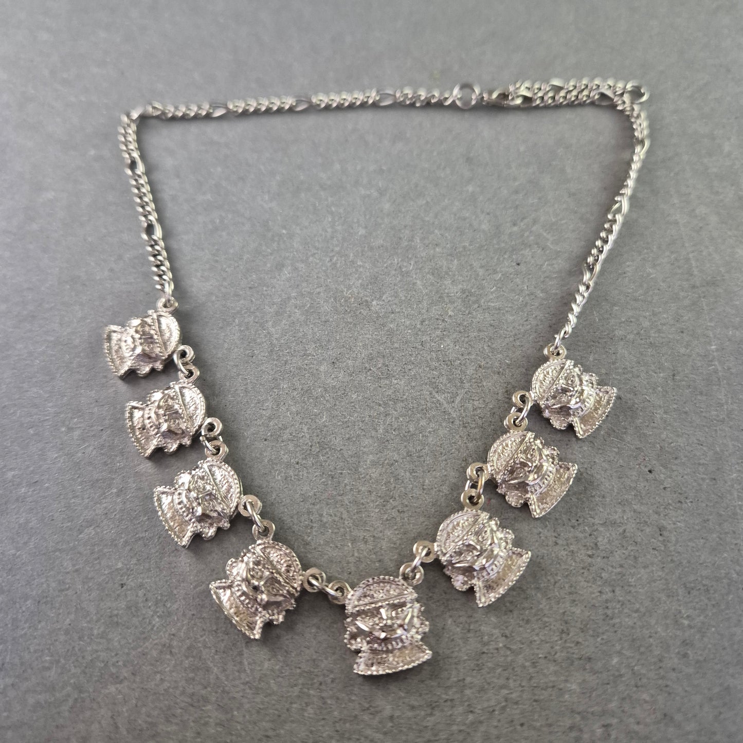 Silberne Damen Kette mit antiken Gesichtsanhängern – Kunstvoller Vintage Look