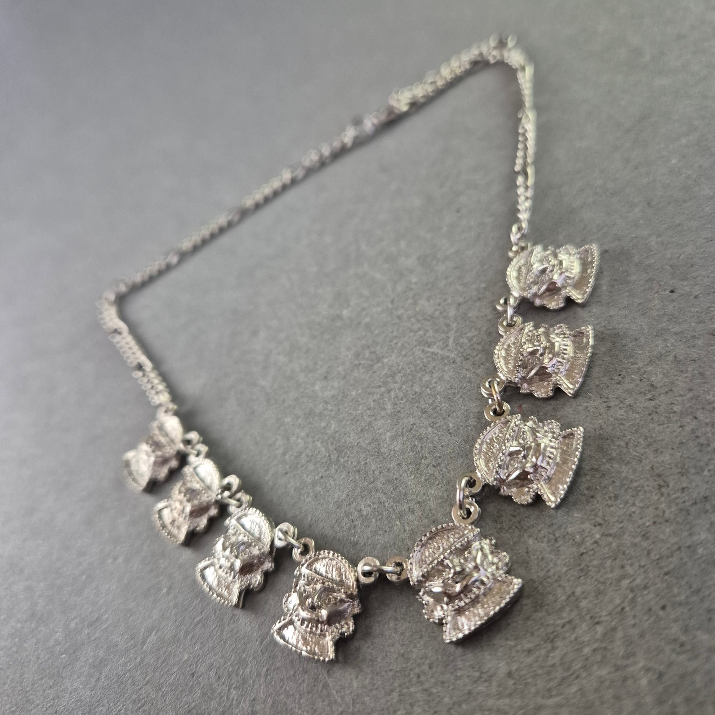 Silberne Damen Kette mit antiken Gesichtsanhängern – Kunstvoller Vintage Look