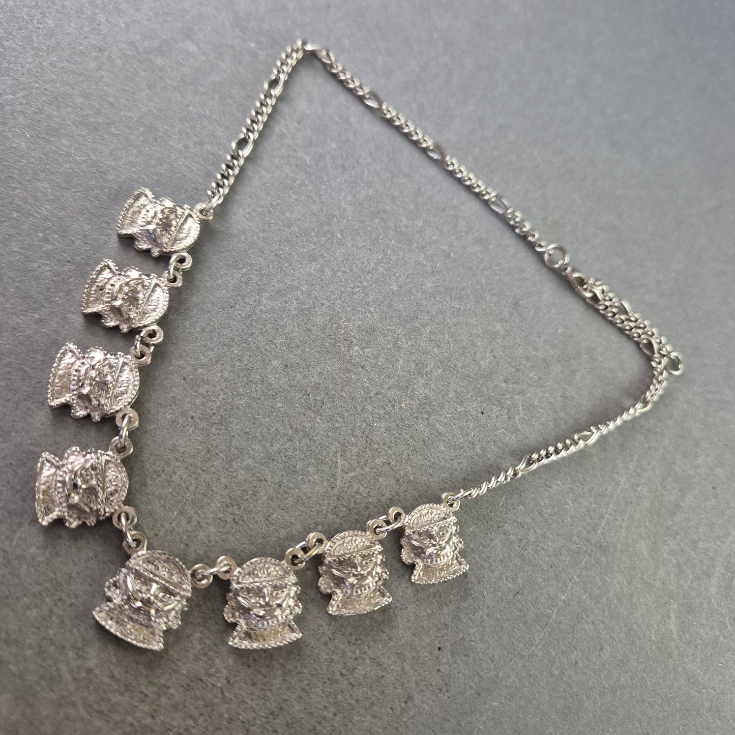 Silberne Damen Kette mit antiken Gesichtsanhängern – Kunstvoller Vintage Look