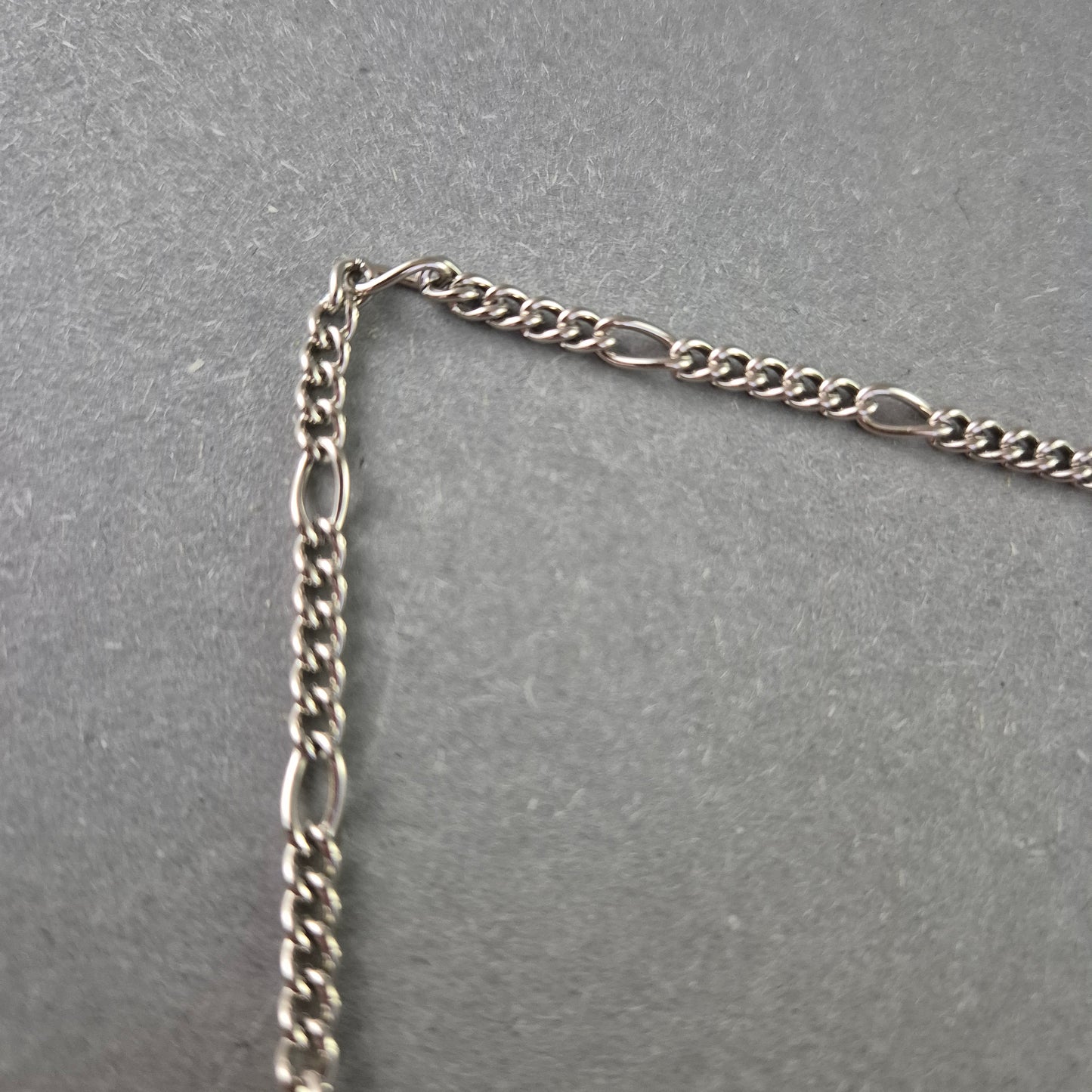 Silberne Damen Kette mit antiken Gesichtsanhängern – Kunstvoller Vintage Look