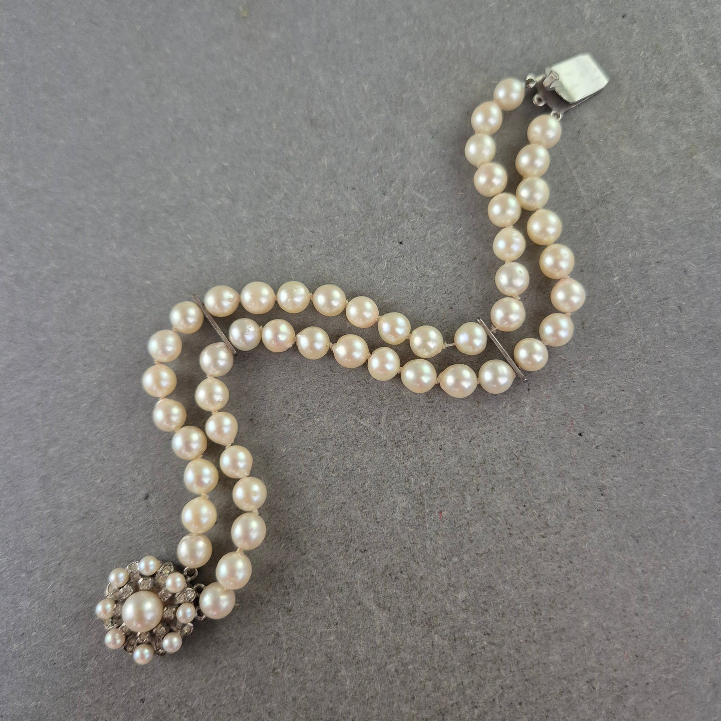 Elegante Perlenkette mit Doppelstrang und Silberverschluss – Klassisches Design