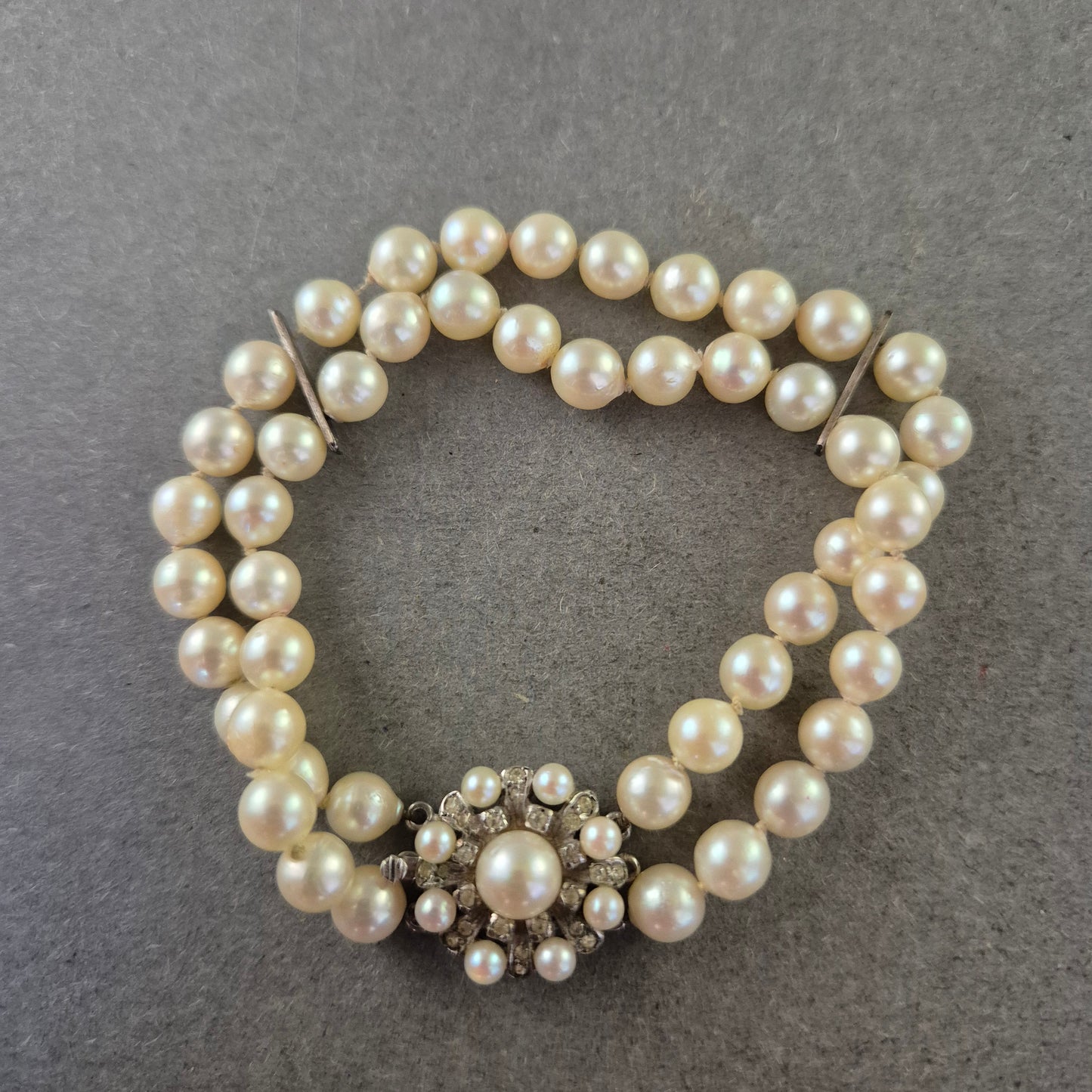 Elegante Perlenkette mit Doppelstrang und Silberverschluss – Klassisches Design