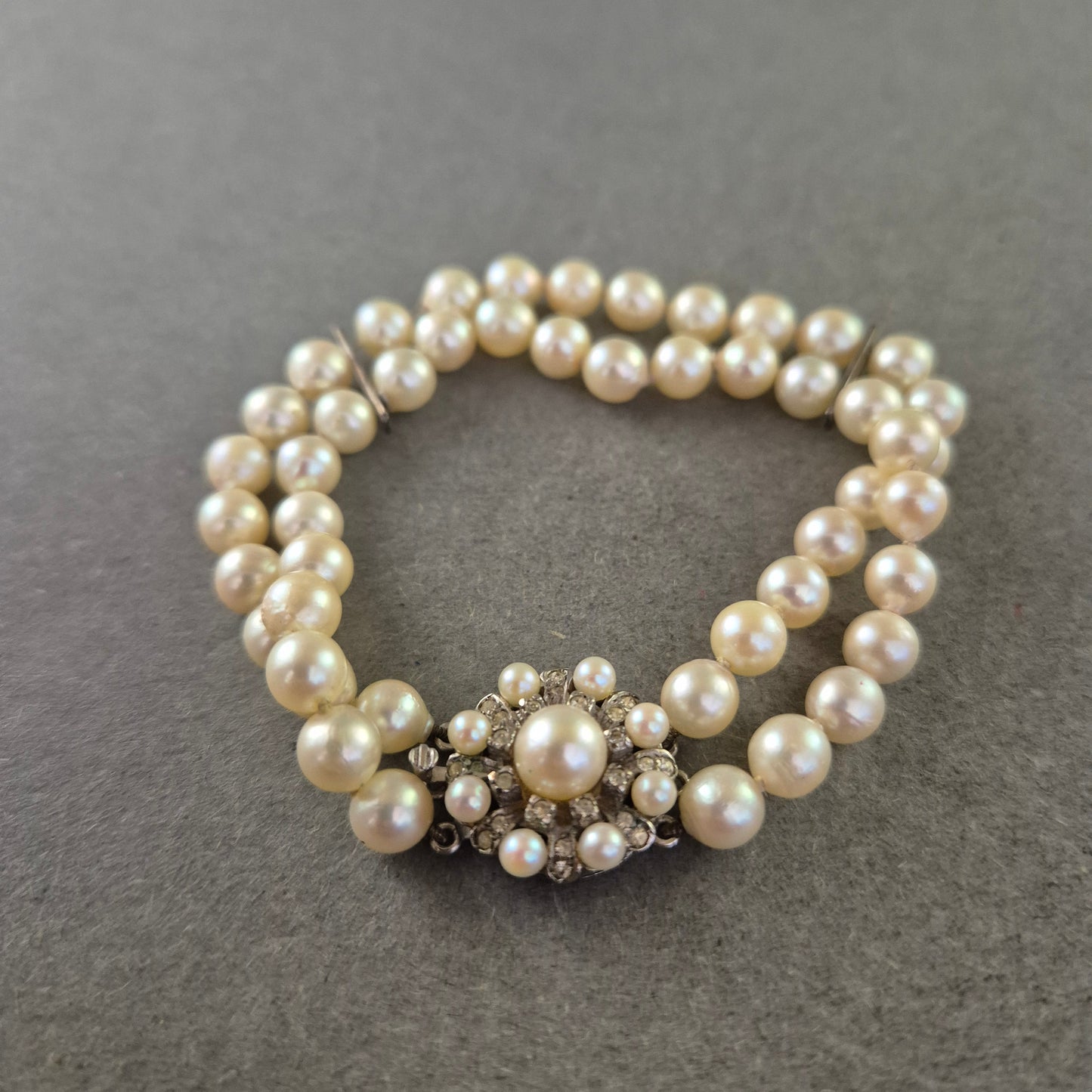 Elegante Perlenkette mit Doppelstrang und Silberverschluss – Klassisches Design