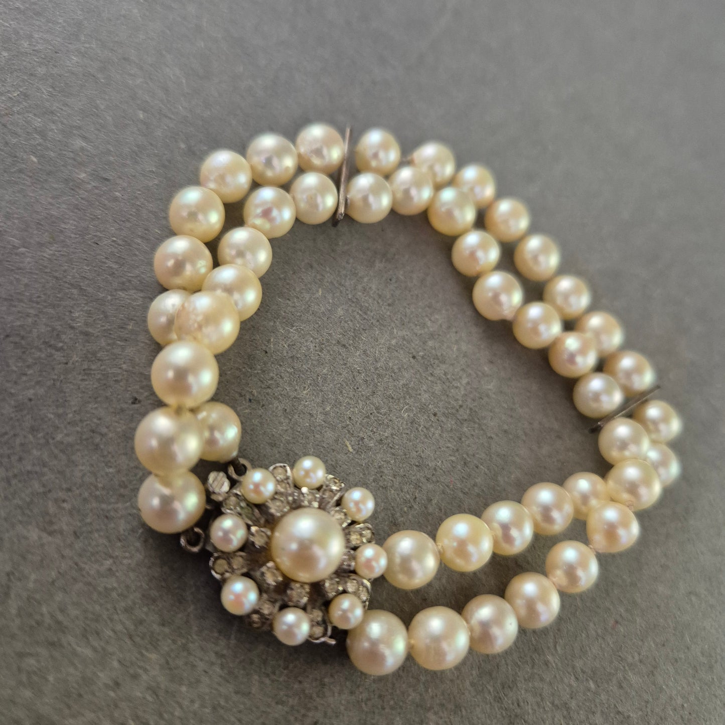 Elegante Perlenkette mit Doppelstrang und Silberverschluss – Klassisches Design