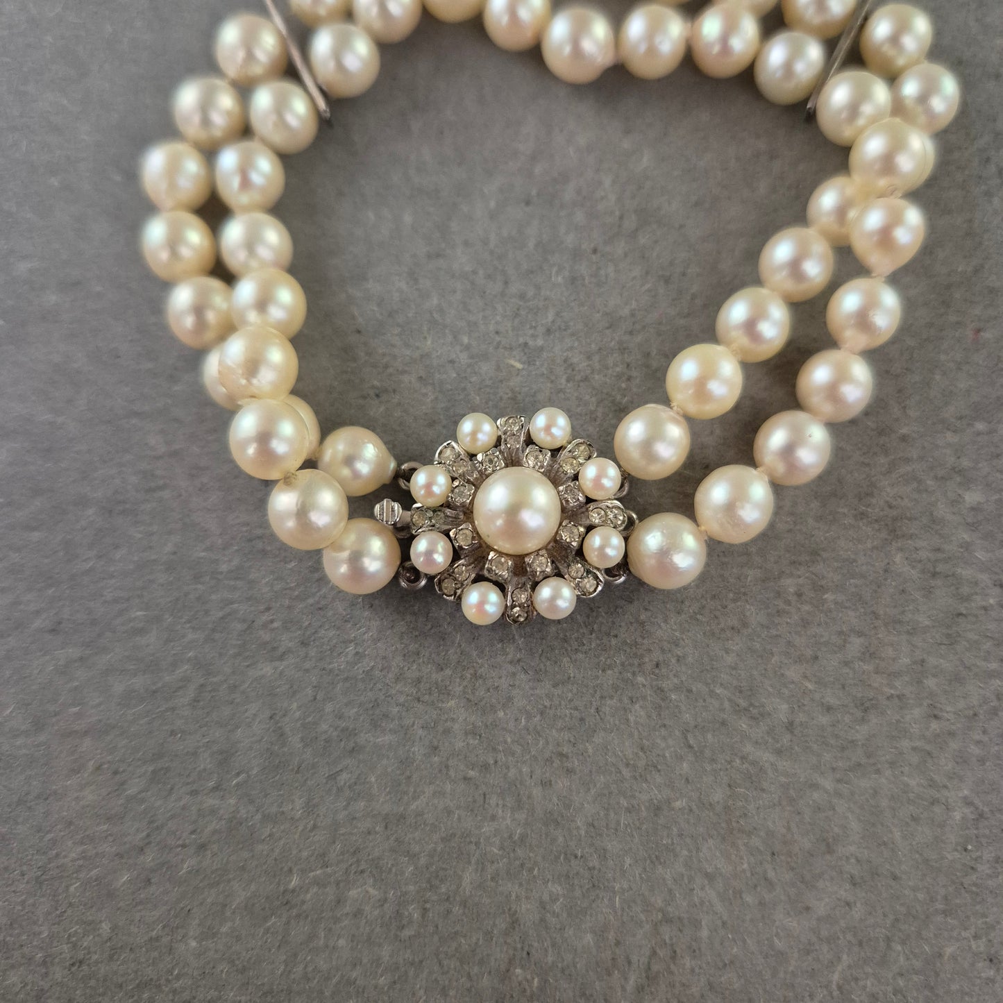 Elegante Perlenkette mit Doppelstrang und Silberverschluss – Klassisches Design