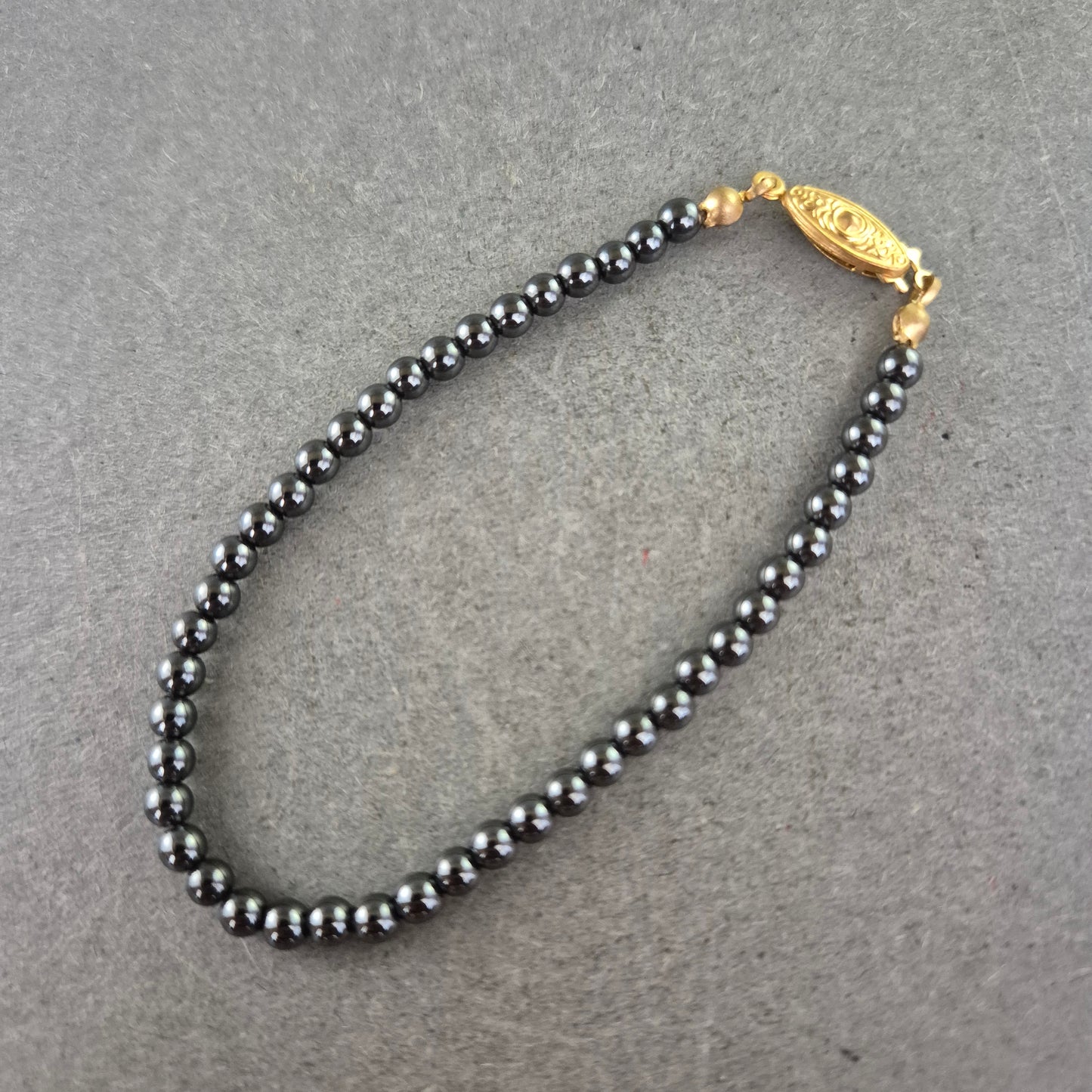 Elegantes Hämatit Armband – Zeitloser Glanz mit Goldverschluss