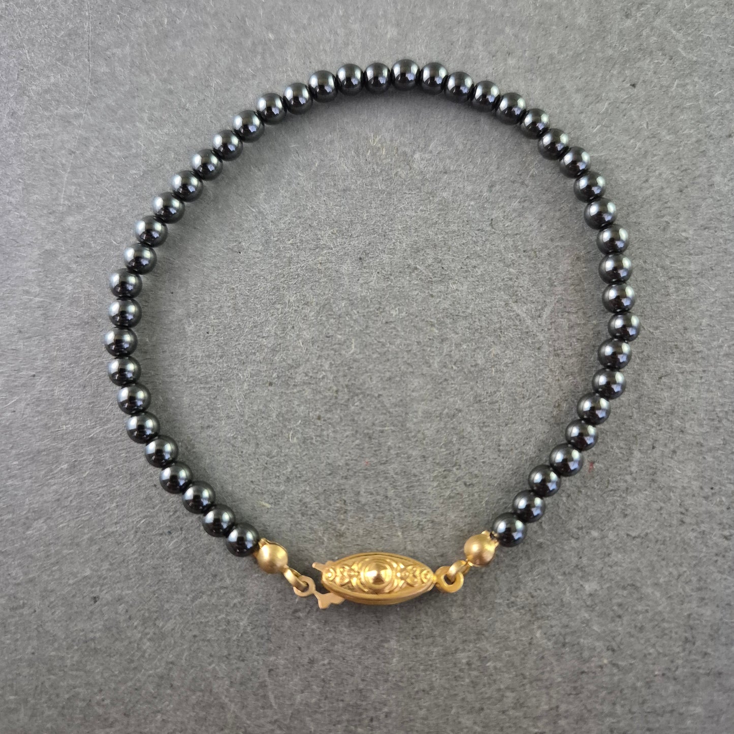 Elegantes Hämatit Armband – Zeitloser Glanz mit Goldverschluss