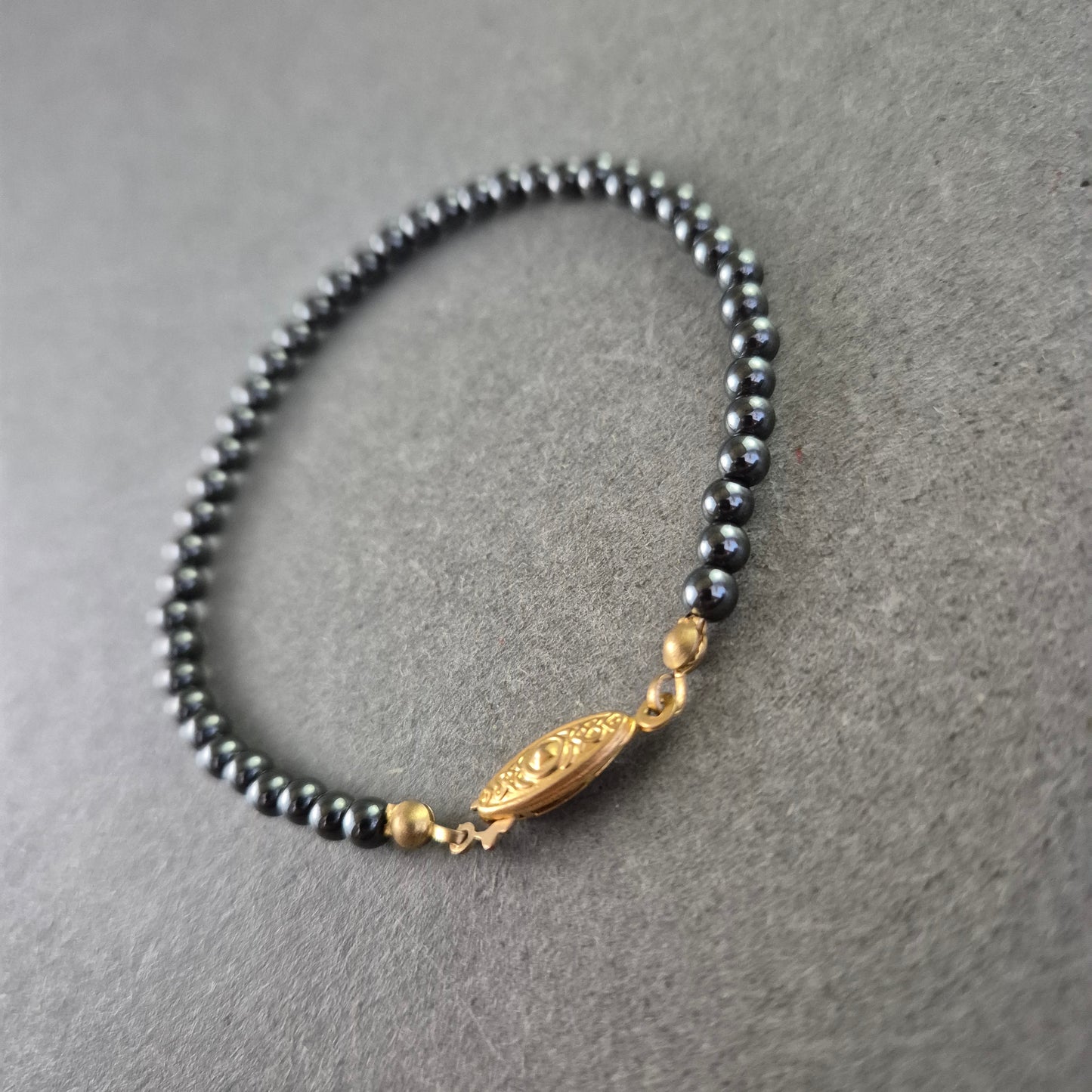 Elegantes Hämatit Armband – Zeitloser Glanz mit Goldverschluss