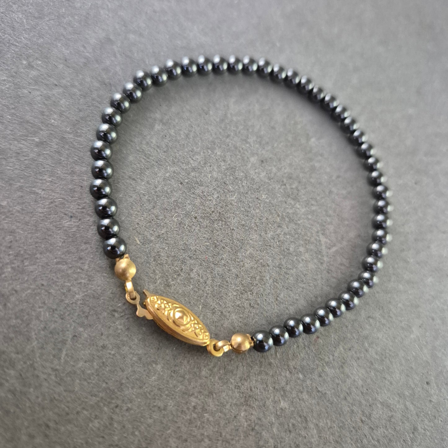 Elegantes Hämatit Armband – Zeitloser Glanz mit Goldverschluss