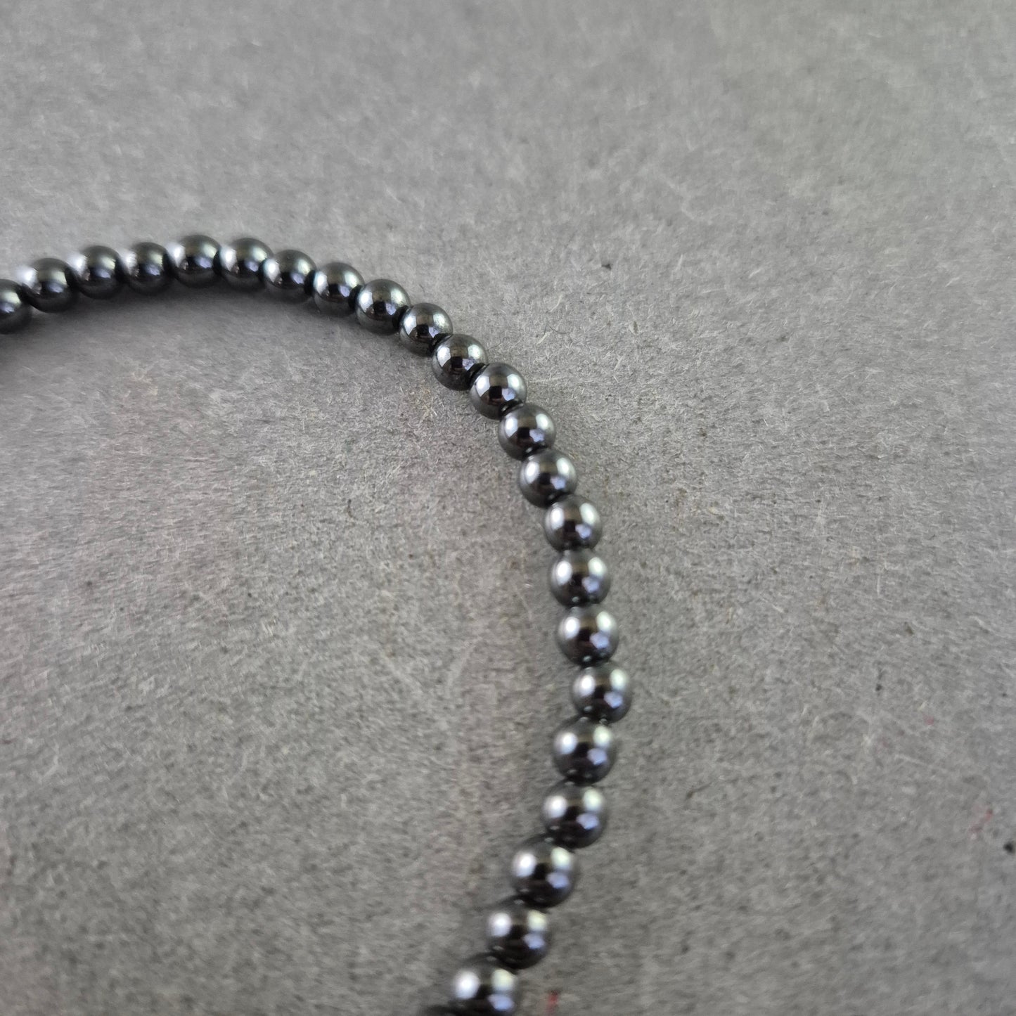 Elegantes Hämatit Armband – Zeitloser Glanz mit Goldverschluss