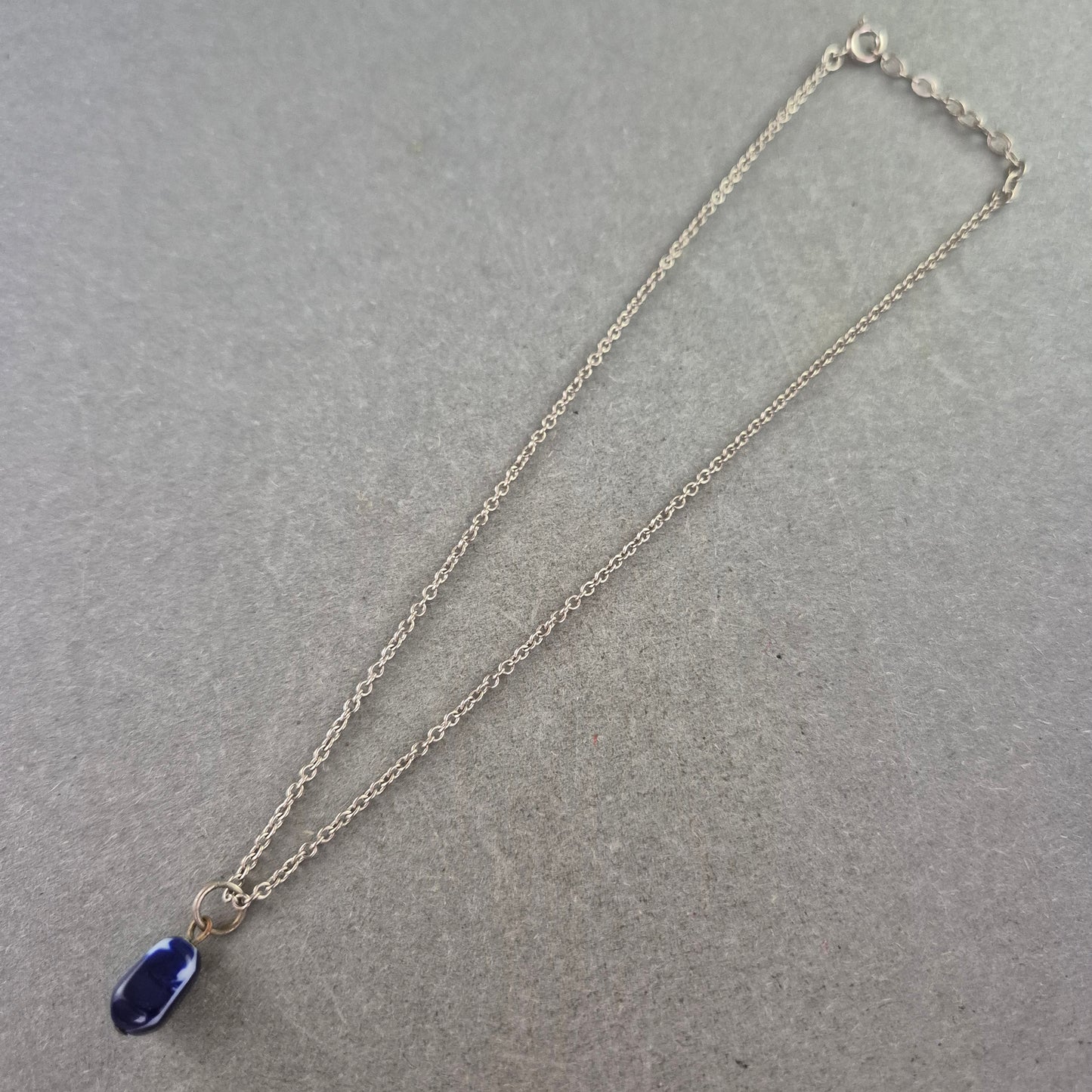 Feine Kette mit dunkelblauem Steinanhänger – Schlicht & Elegant