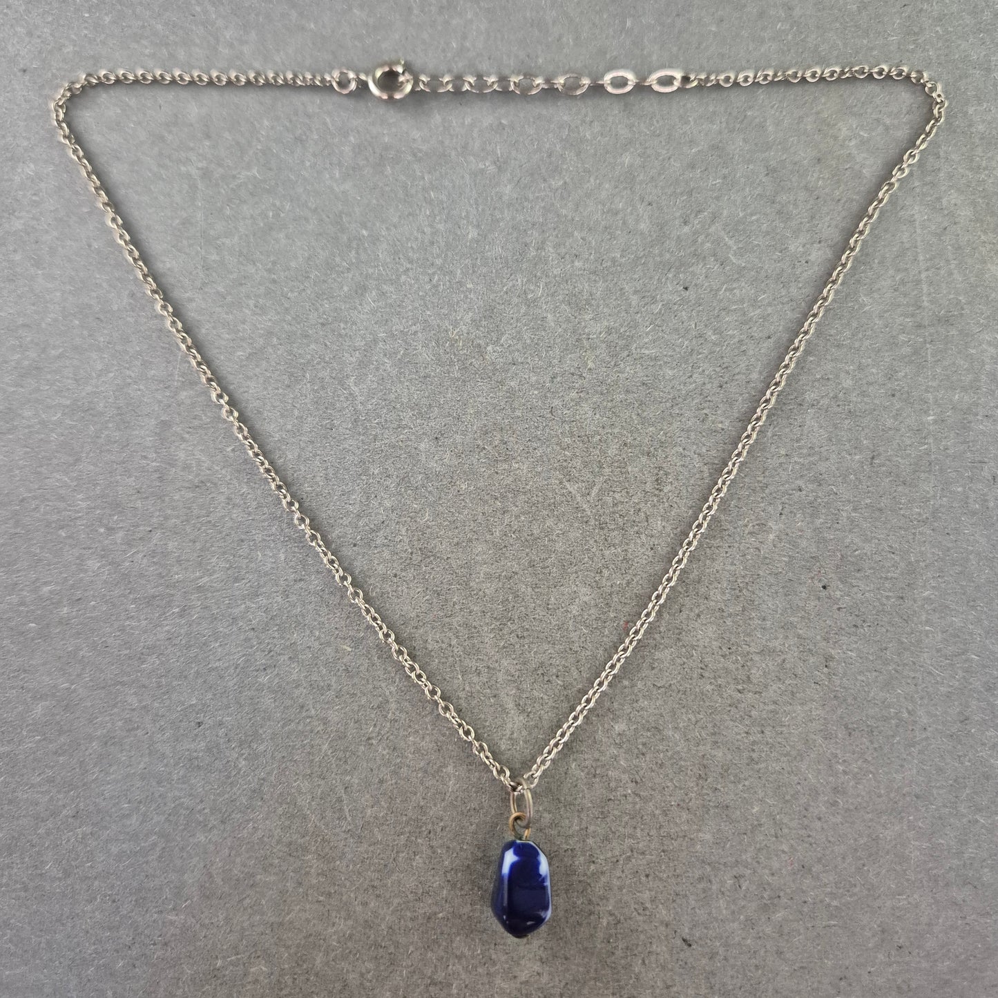 Feine Kette mit dunkelblauem Steinanhänger – Schlicht & Elegant