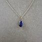 Feine Kette mit dunkelblauem Steinanhänger – Schlicht & Elegant
