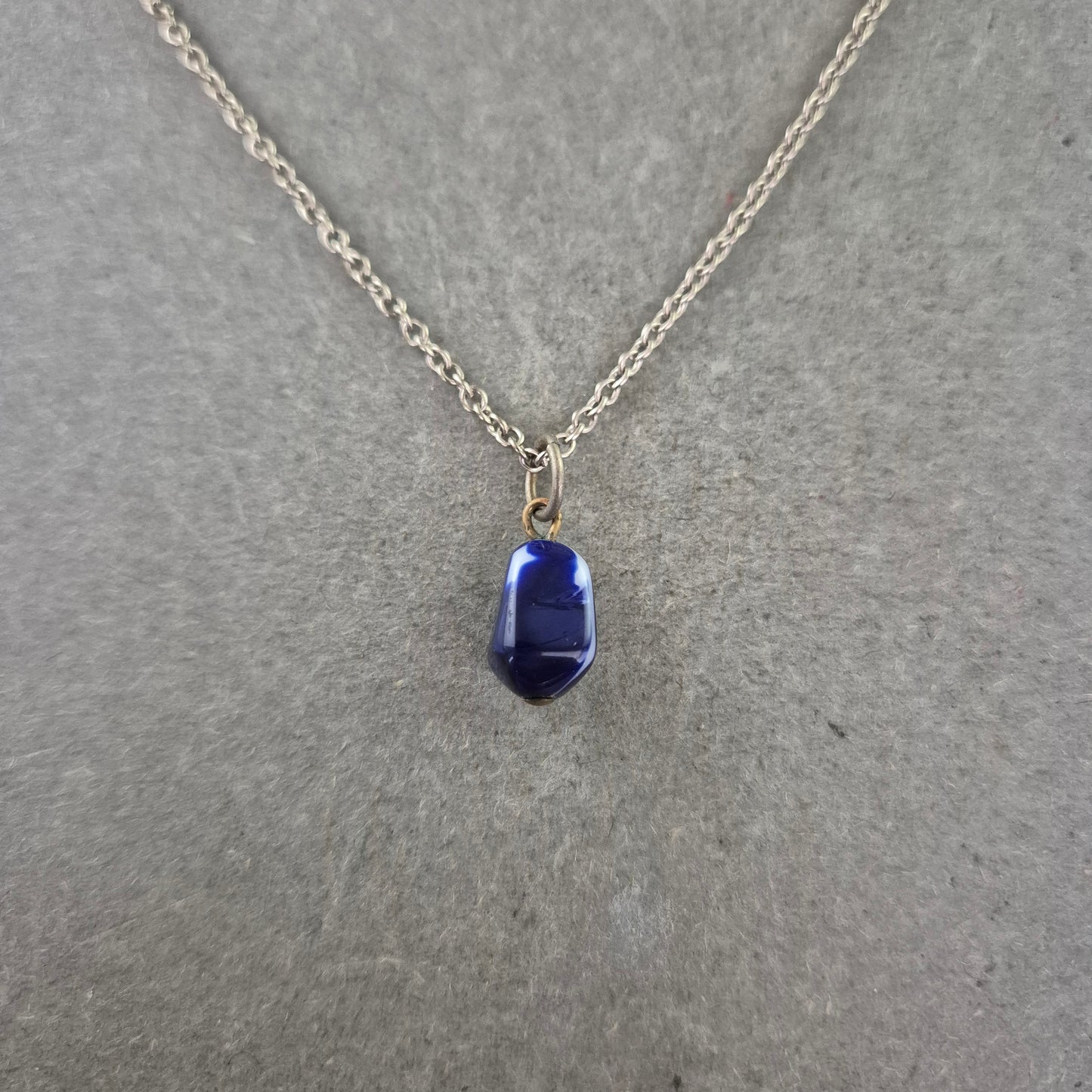 Feine Kette mit dunkelblauem Steinanhänger – Schlicht & Elegant