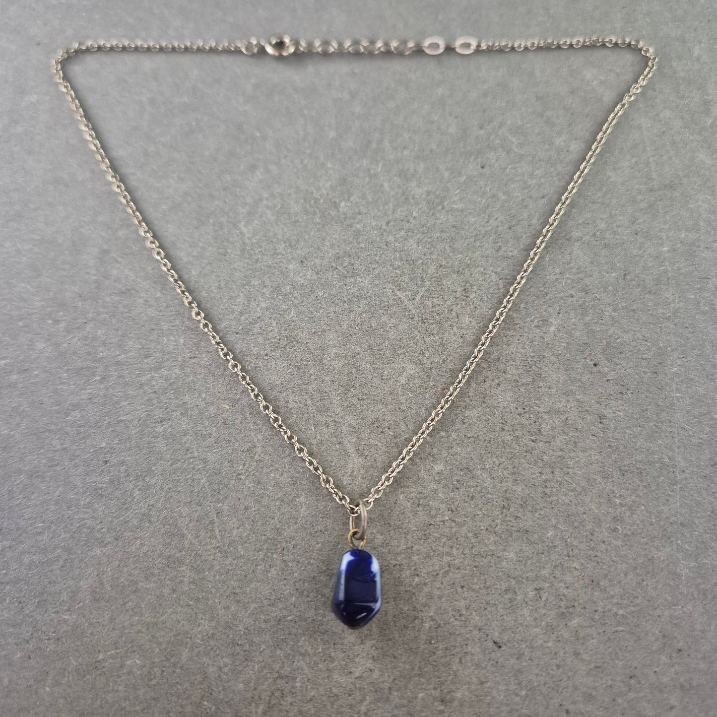 Feine Kette mit dunkelblauem Steinanhänger – Schlicht & Elegant