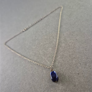 Feine Kette mit dunkelblauem Steinanhänger – Schlicht & Elegant