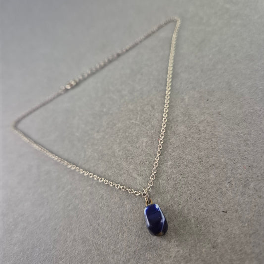 Feine Kette mit dunkelblauem Steinanhänger – Schlicht & Elegant