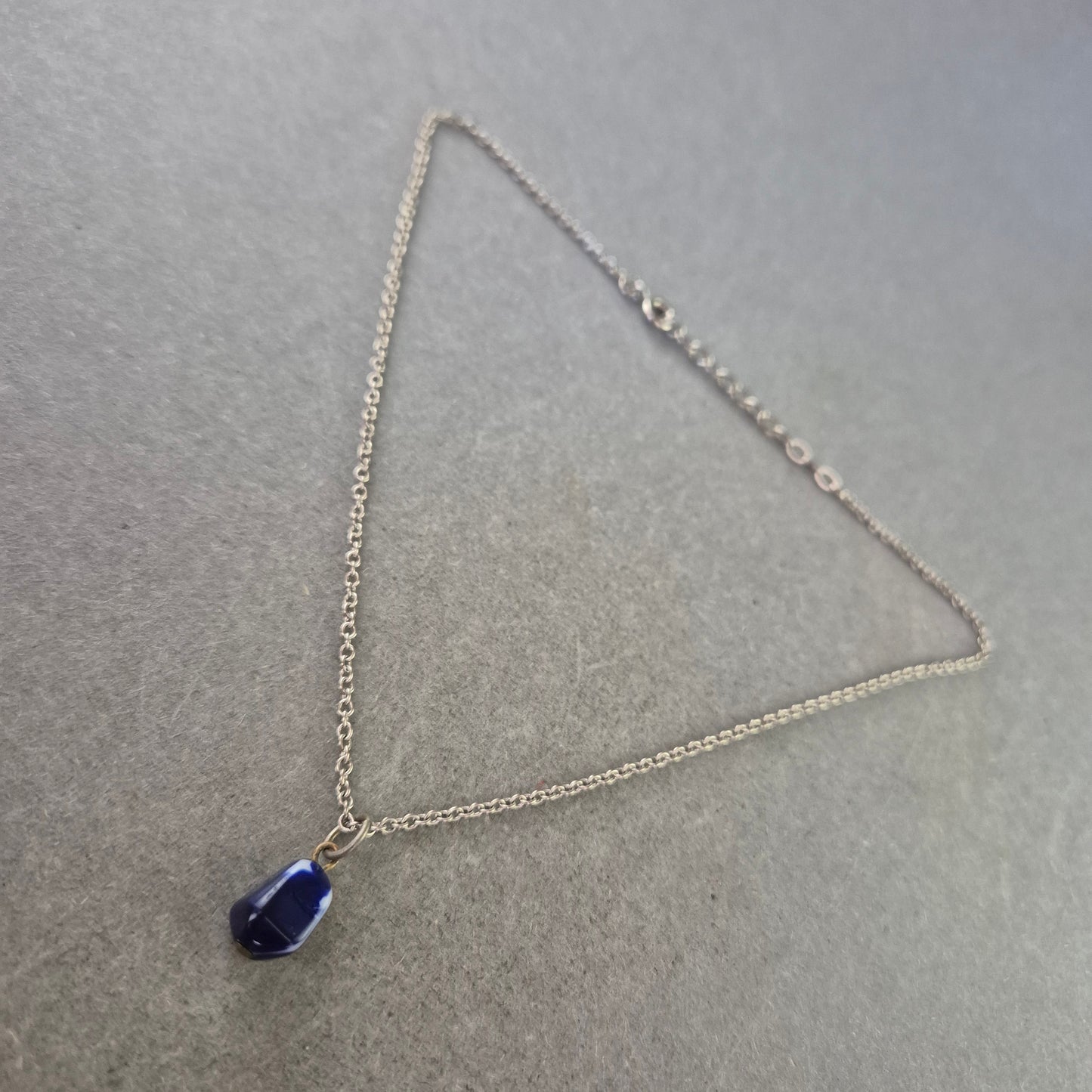 Feine Kette mit dunkelblauem Steinanhänger – Schlicht & Elegant