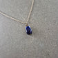 Feine Kette mit dunkelblauem Steinanhänger – Schlicht & Elegant