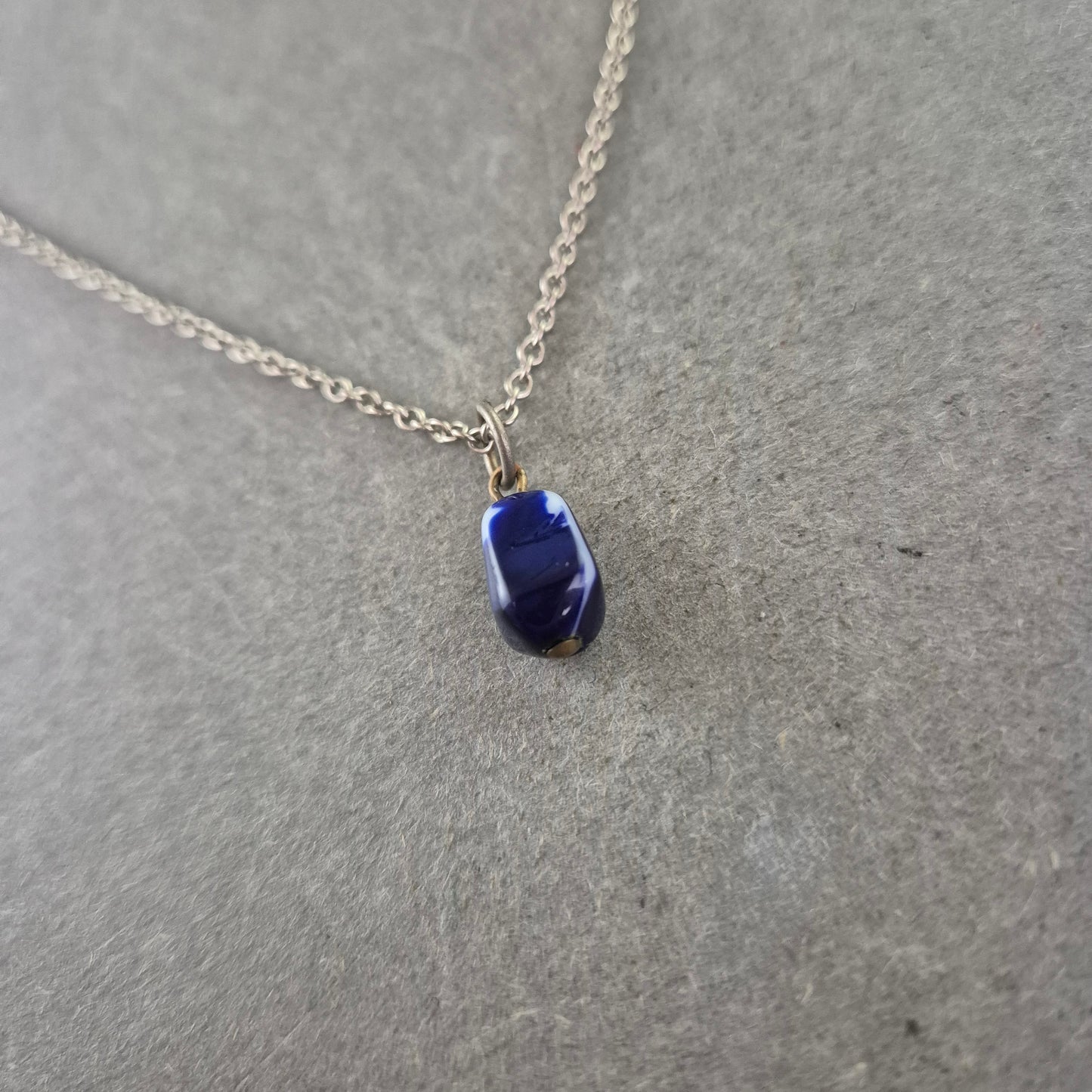 Feine Kette mit dunkelblauem Steinanhänger – Schlicht & Elegant