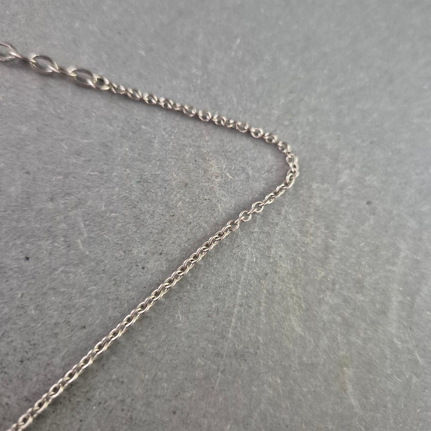 Feine Kette mit dunkelblauem Steinanhänger – Schlicht & Elegant