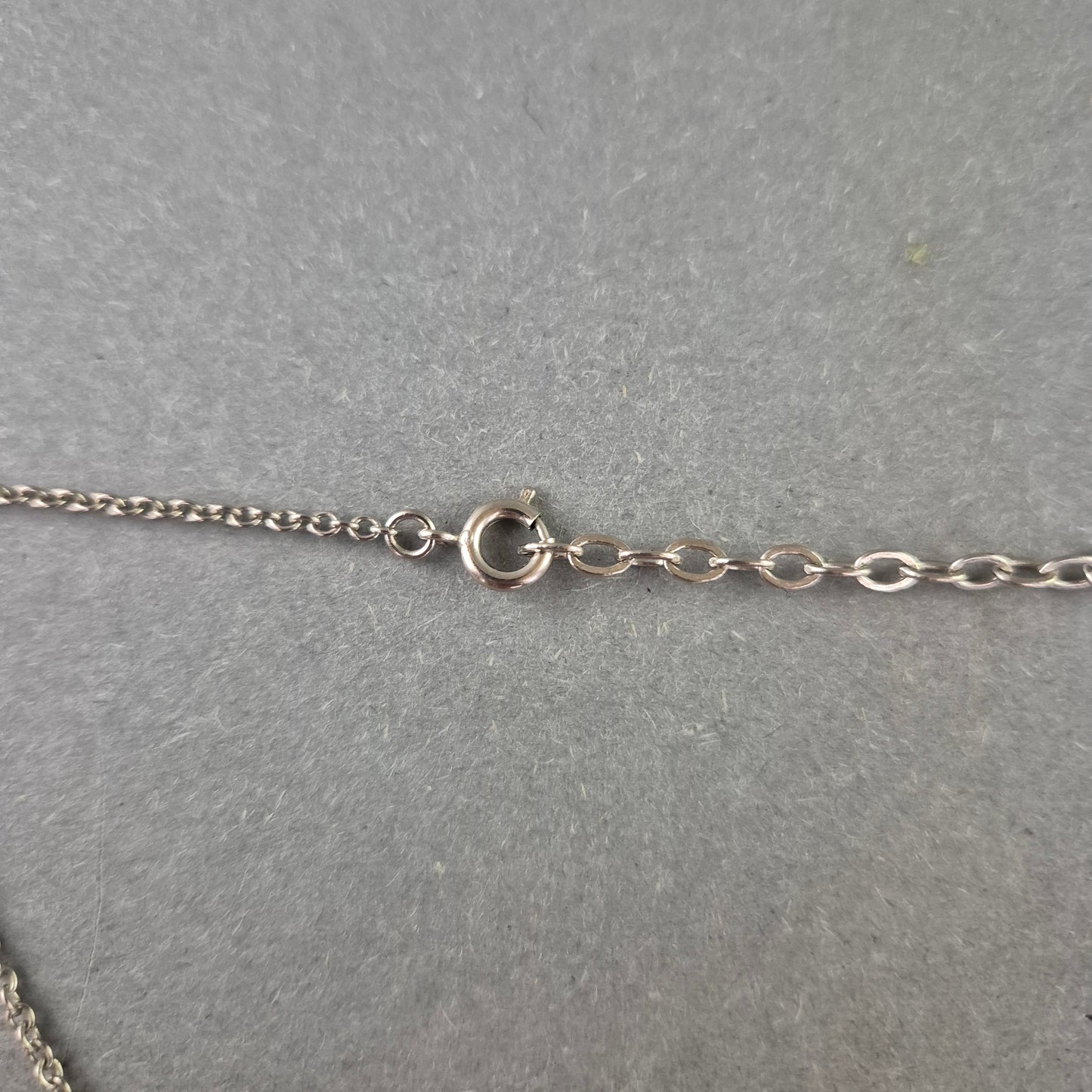 Feine Kette mit dunkelblauem Steinanhänger – Schlicht & Elegant