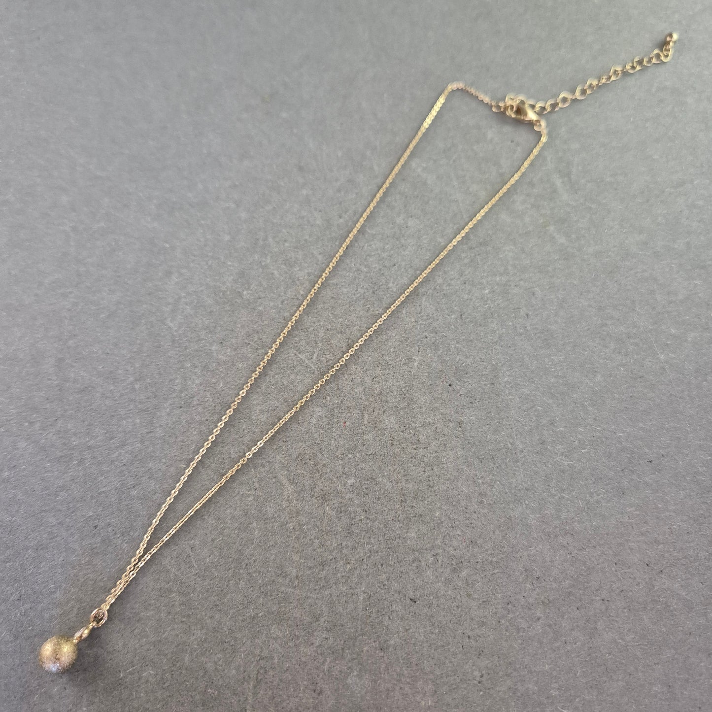 Zarte Kette mit mattem Kugelanhänger – Schlicht & Modern