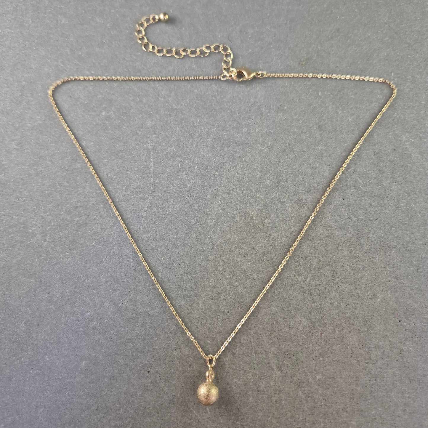 Zarte Kette mit mattem Kugelanhänger – Schlicht & Modern
