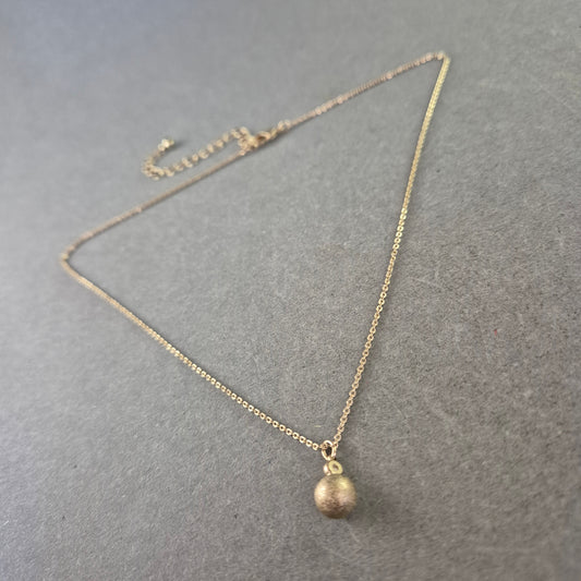 Zarte Kette mit mattem Kugelanhänger – Schlicht & Modern