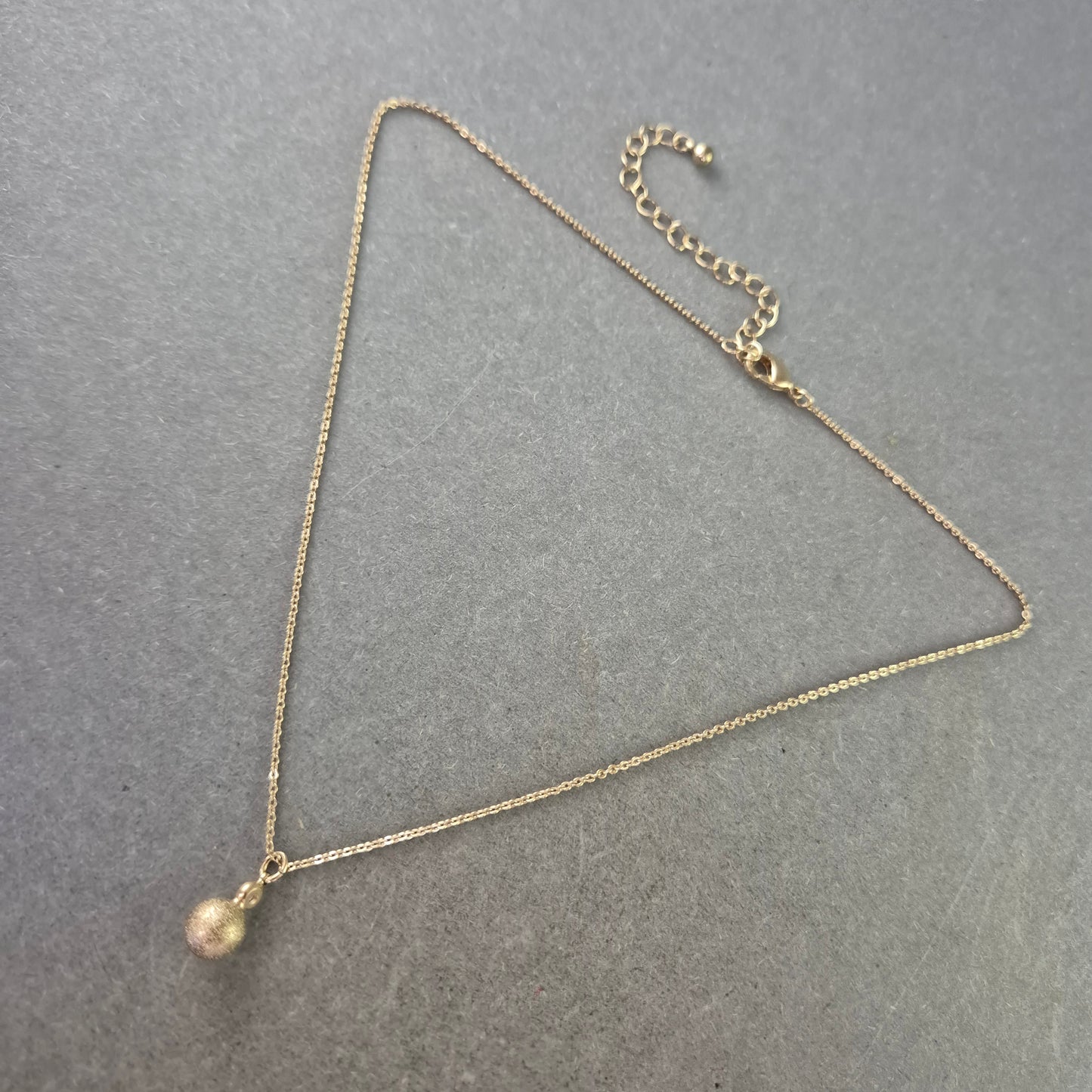 Zarte Kette mit mattem Kugelanhänger – Schlicht & Modern