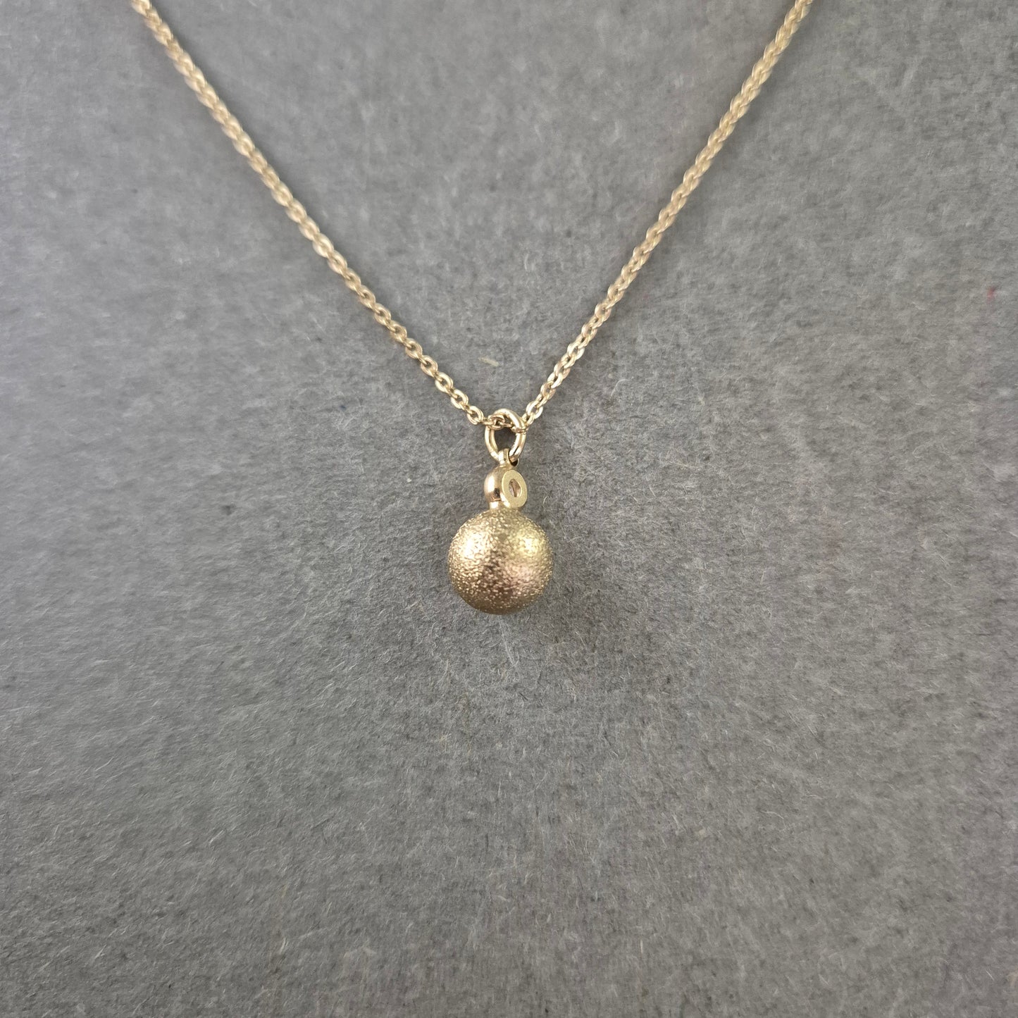 Zarte Kette mit mattem Kugelanhänger – Schlicht & Modern