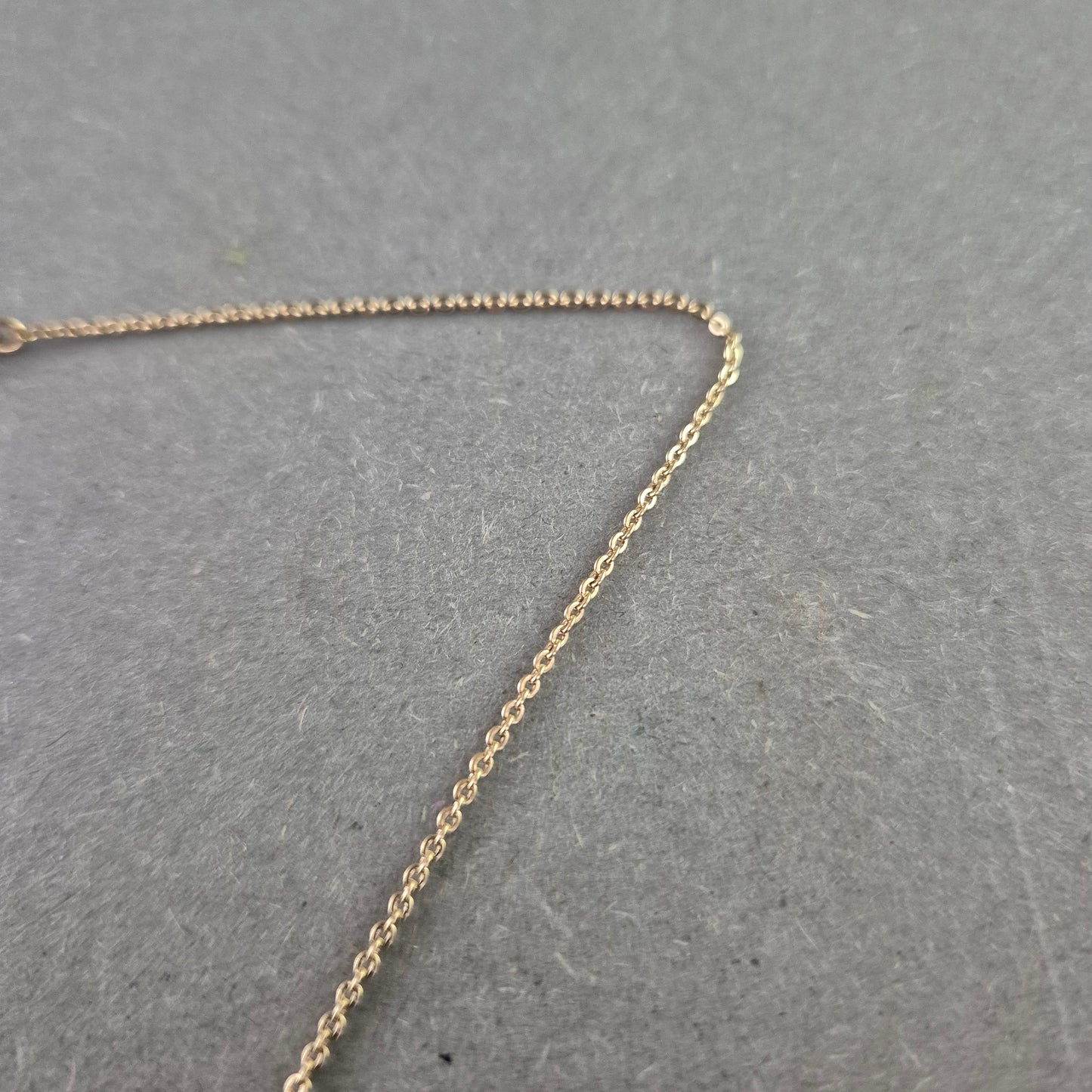 Zarte Kette mit mattem Kugelanhänger – Schlicht & Modern