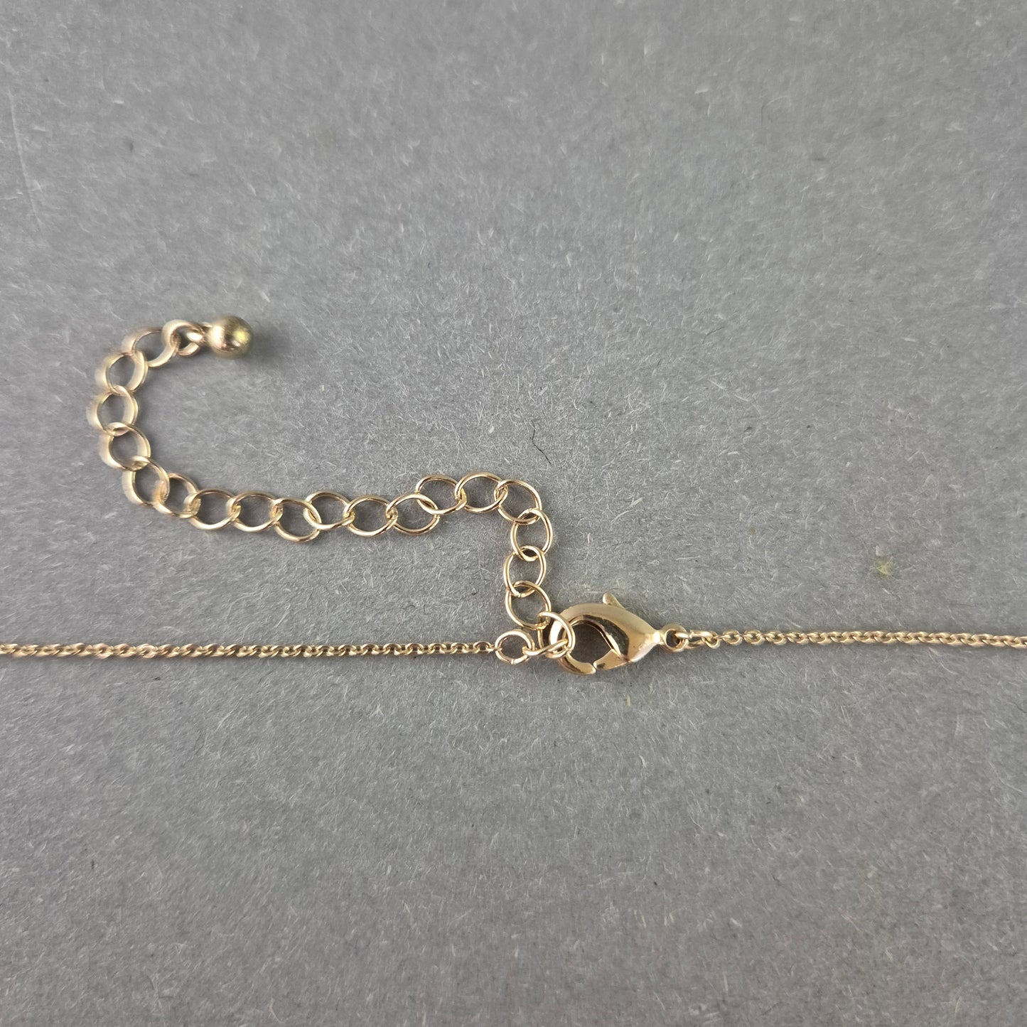 Zarte Kette mit mattem Kugelanhänger – Schlicht & Modern