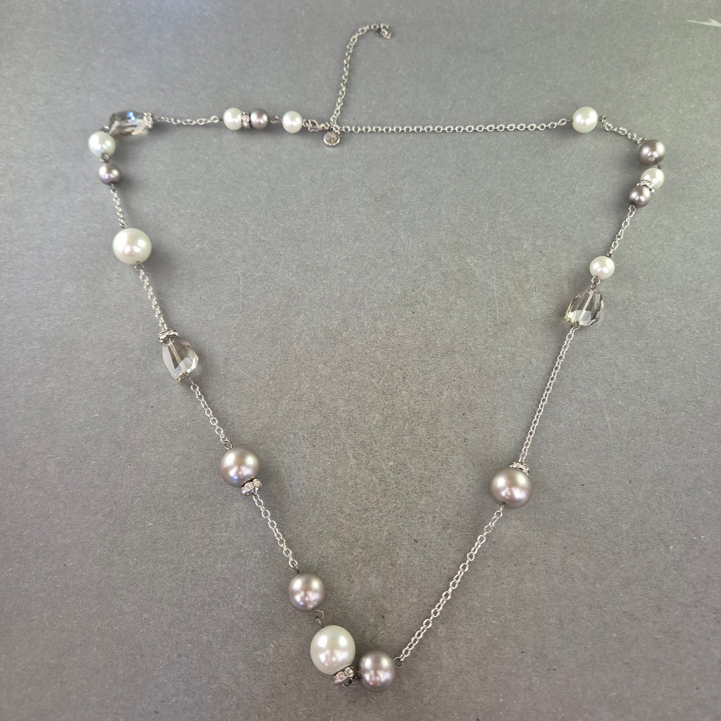 Elegante Kette mit Perlen und Glaskristallen – Feminin & Stilvoll