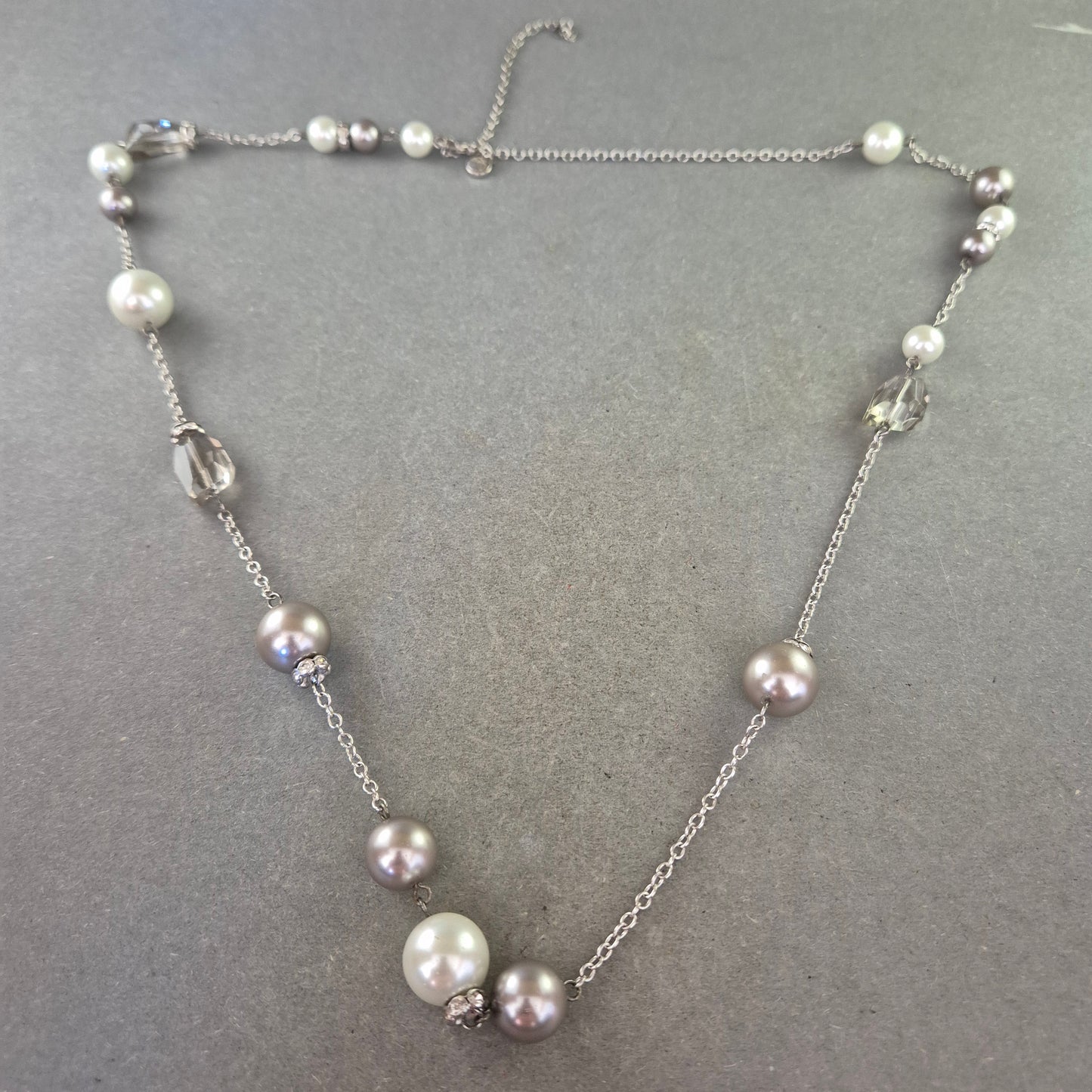 Elegante Kette mit Perlen und Glaskristallen – Feminin & Stilvoll