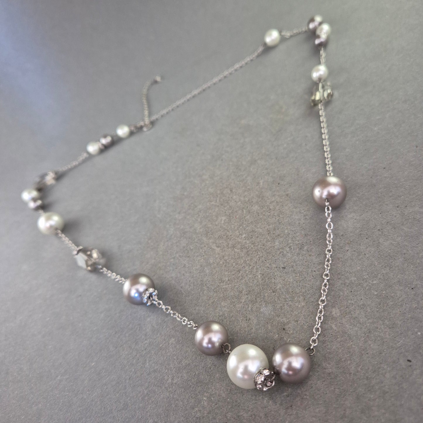 Elegante Kette mit Perlen und Glaskristallen – Feminin & Stilvoll