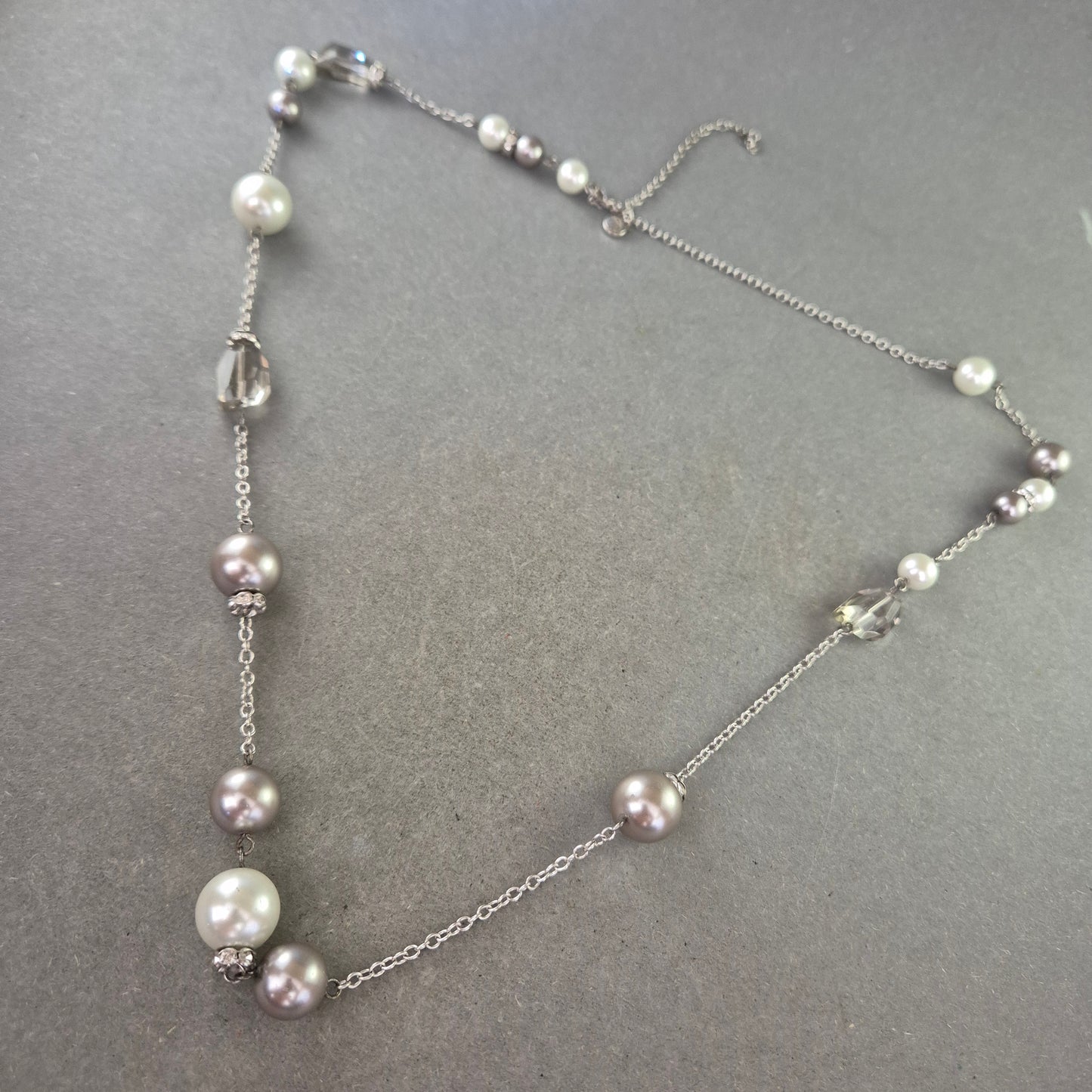 Elegante Kette mit Perlen und Glaskristallen – Feminin & Stilvoll