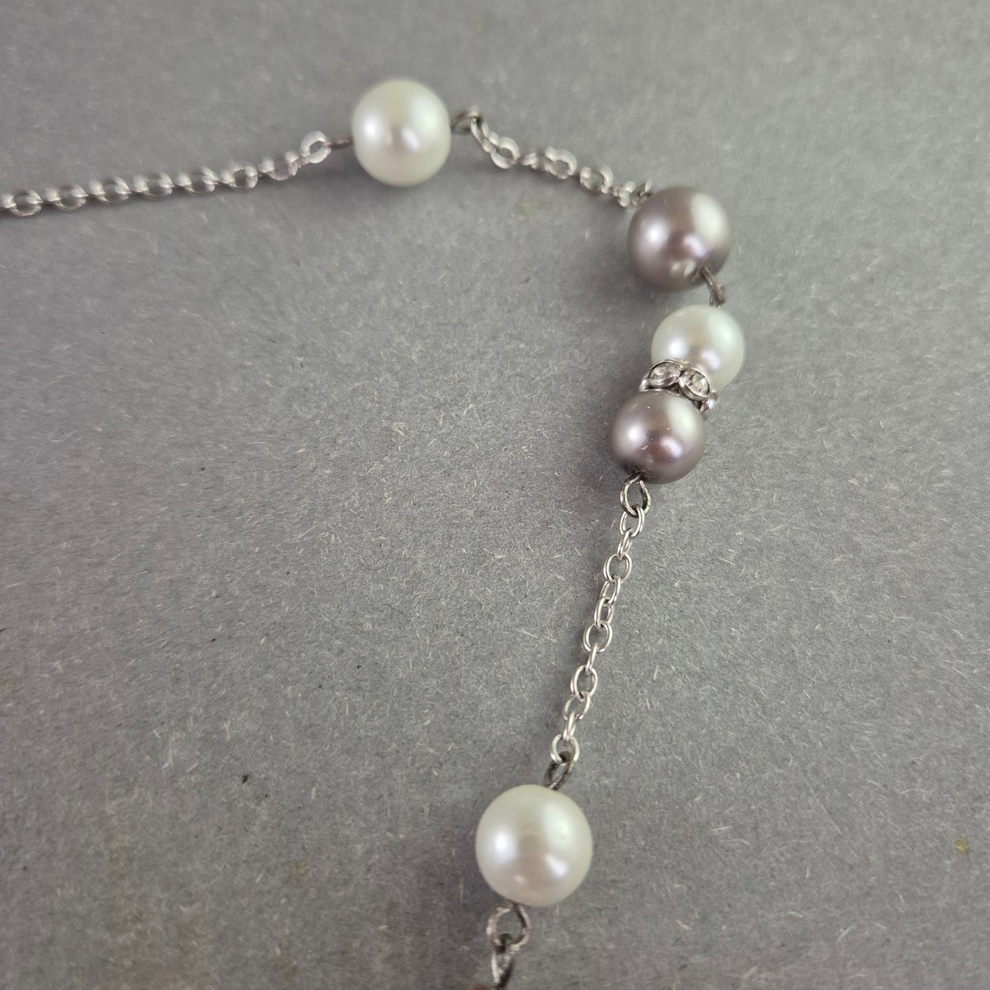 Elegante Kette mit Perlen und Glaskristallen – Feminin & Stilvoll