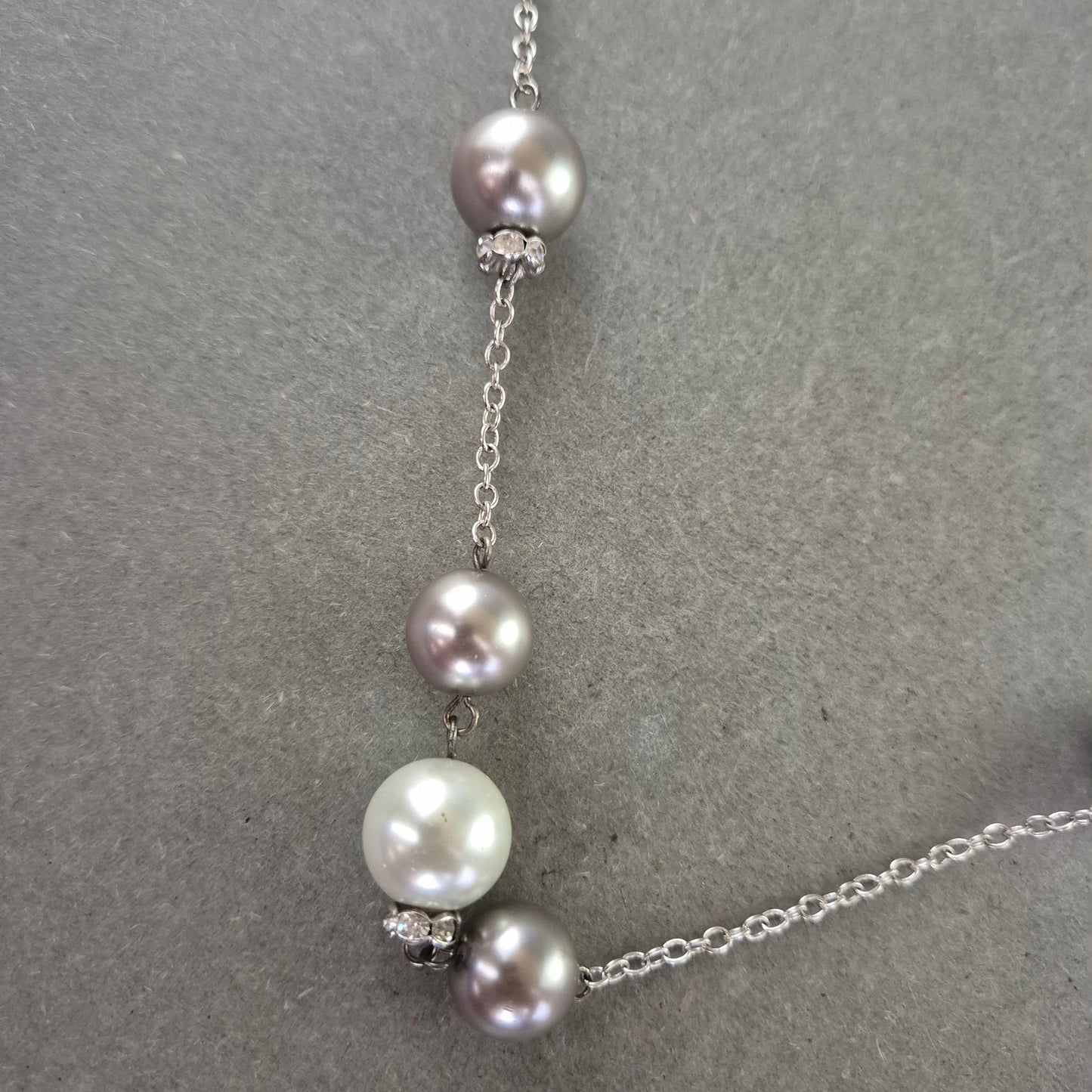 Elegante Kette mit Perlen und Glaskristallen – Feminin & Stilvoll