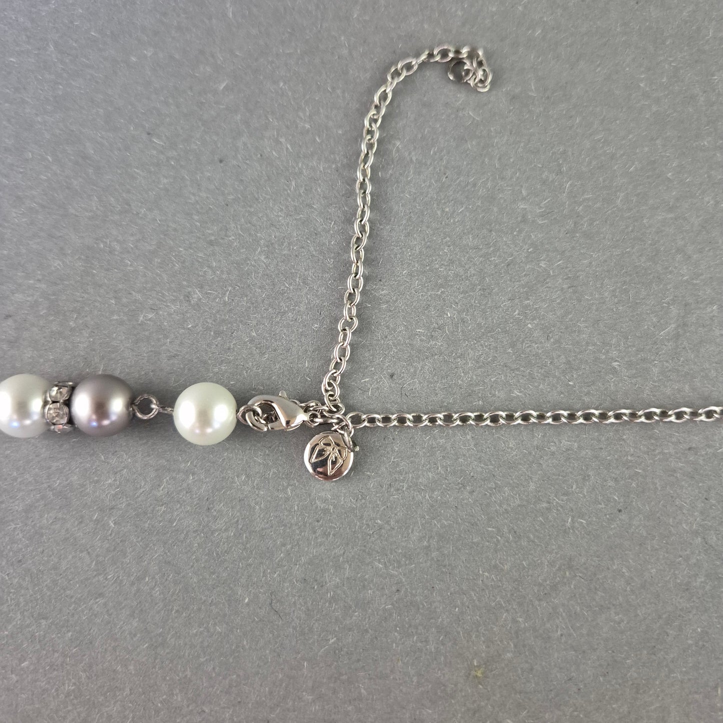 Elegante Kette mit Perlen und Glaskristallen – Feminin & Stilvoll