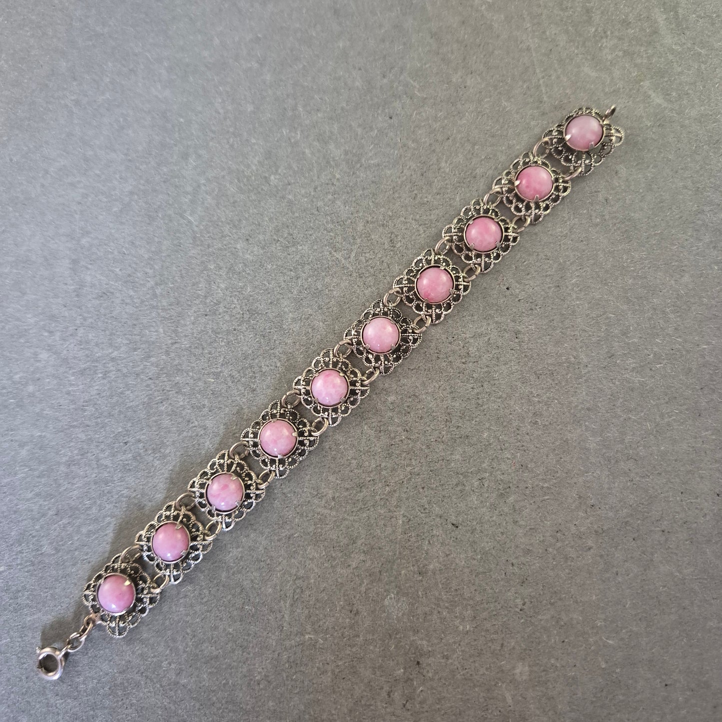 Romantisches Armband mit rosa Steinen – Filigraner Vintage-Stil