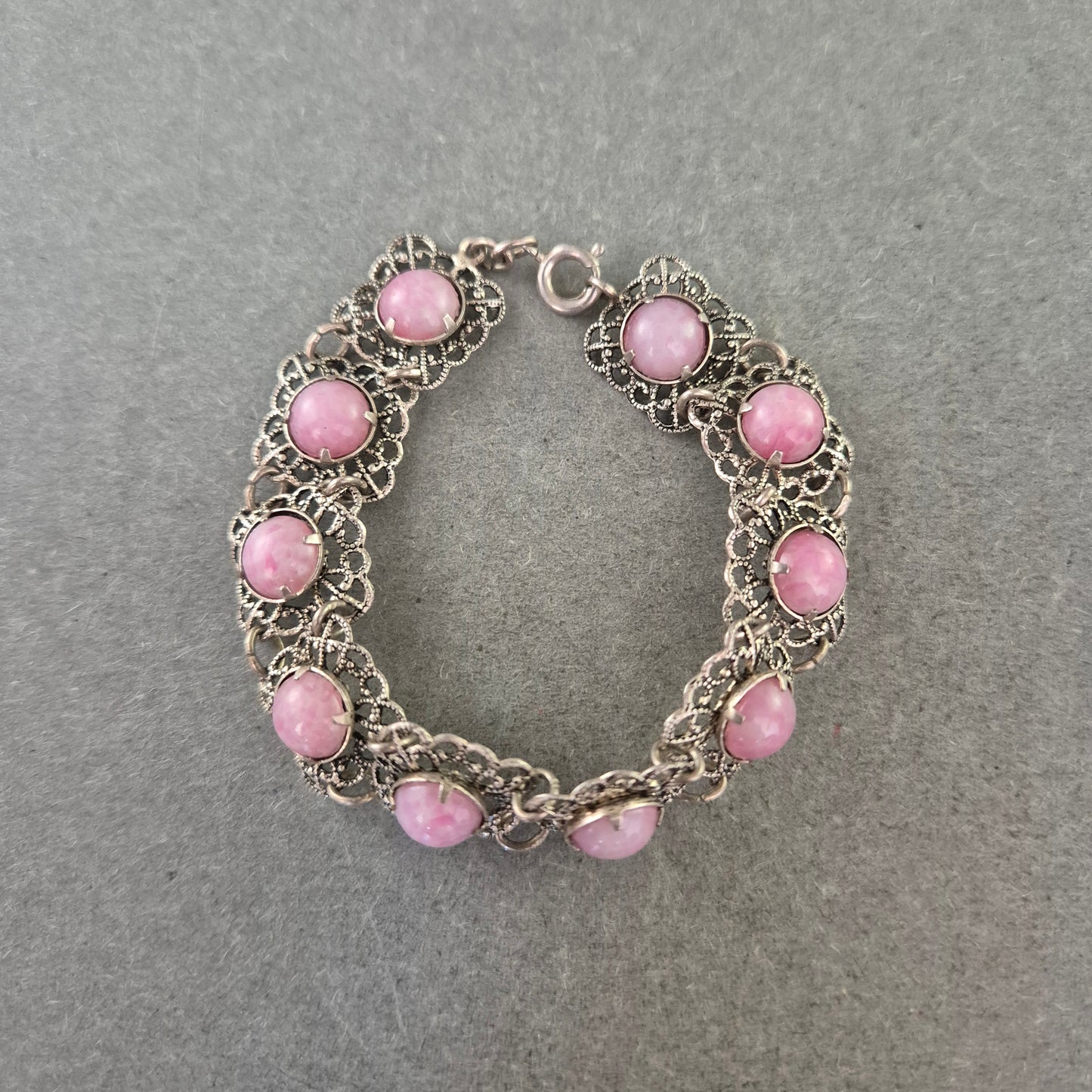 Romantisches Armband mit rosa Steinen – Filigraner Vintage-Stil