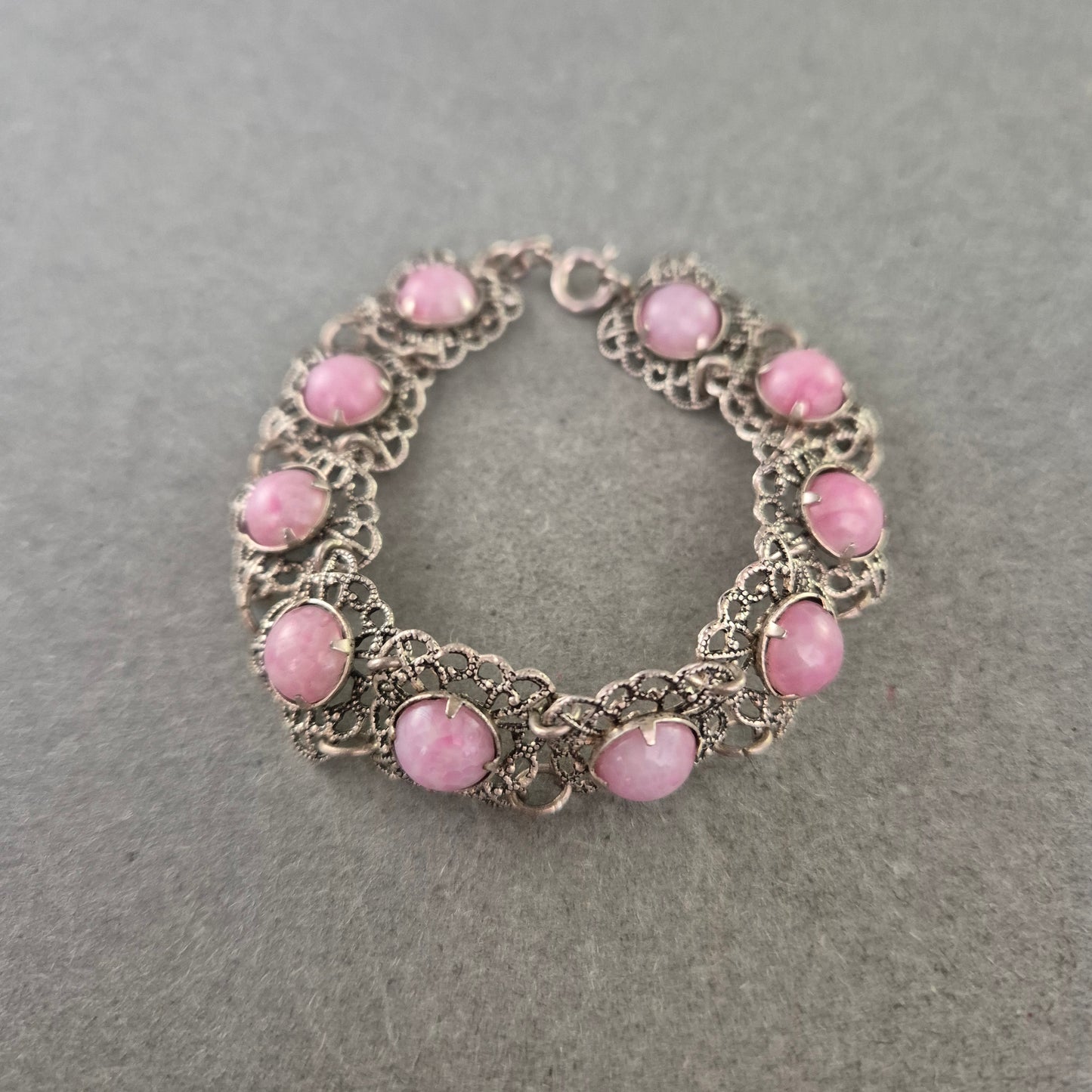 Romantisches Armband mit rosa Steinen – Filigraner Vintage-Stil