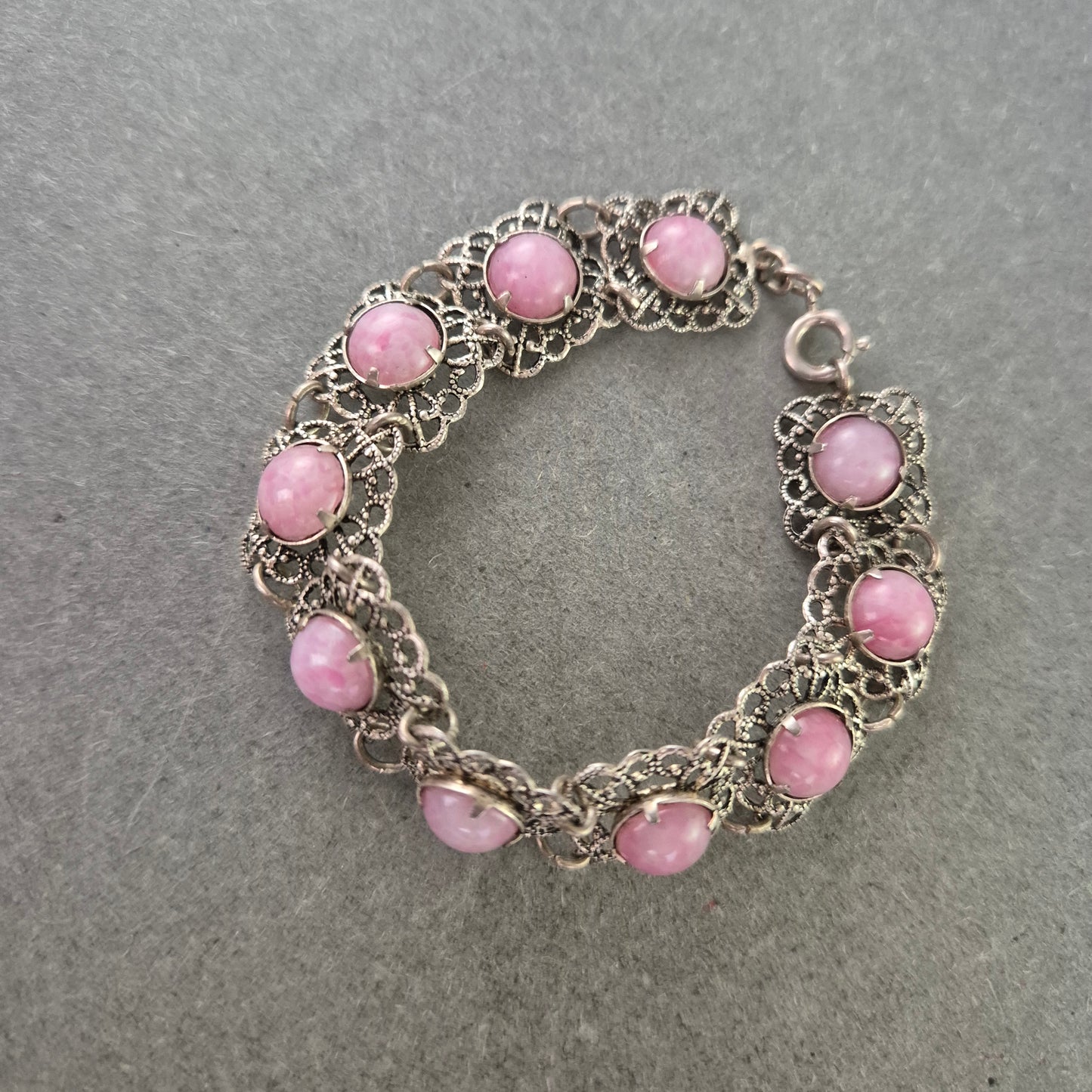 Romantisches Armband mit rosa Steinen – Filigraner Vintage-Stil