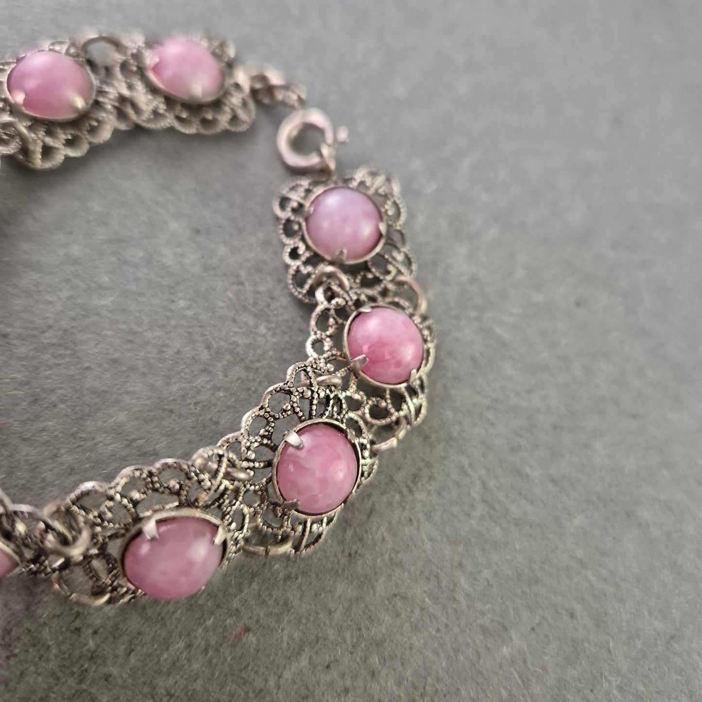 Romantisches Armband mit rosa Steinen – Filigraner Vintage-Stil