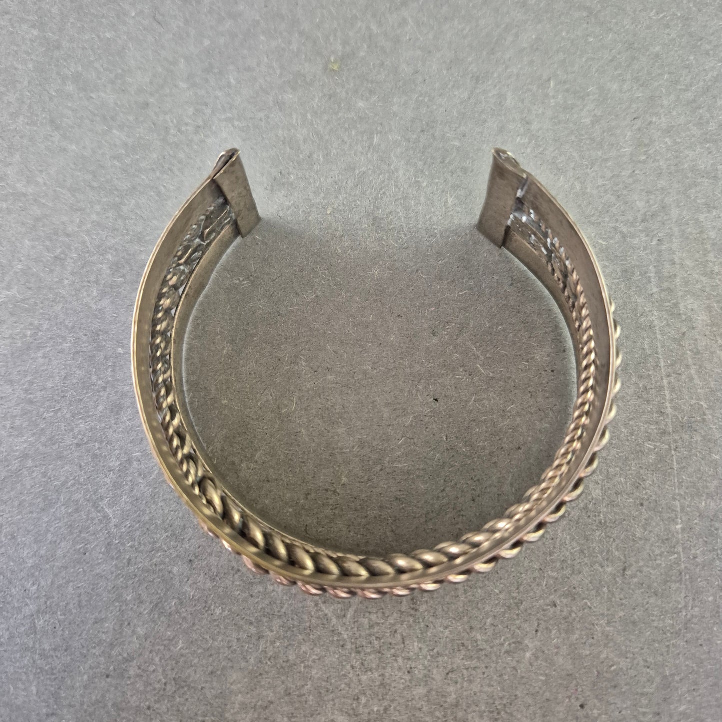 Breites Armreif Armband mit Strukturmuster – Antik & Ausdrucksstark